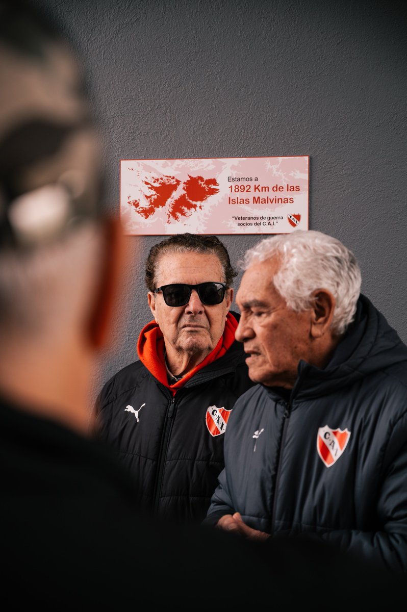 Independiente's tweet photo. Veteranos de Malvinas en Domínico ❤️‍🔥

Recibimos la visita de nuestros héroes de guerra y socios de #Independiente, acompañados por glorias y dirigentes del Club.

Colocaron una plaqueta que indica la distancia hacia las Islas: 1892 kilómetros. Y reafirmaron, una vez más, que fueron, son y serán argentinas por siempre.

#TodoRojo 🔴