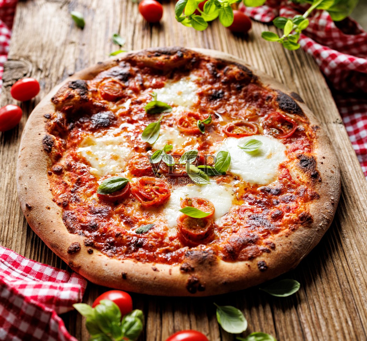 dadounourali2's tweet photo. Fresh local basil, ripe cherry tomatoes and creamy mozzarella on today's shopping list for a quick summer caprese salad! https://t.co/UXIQDFsDOD