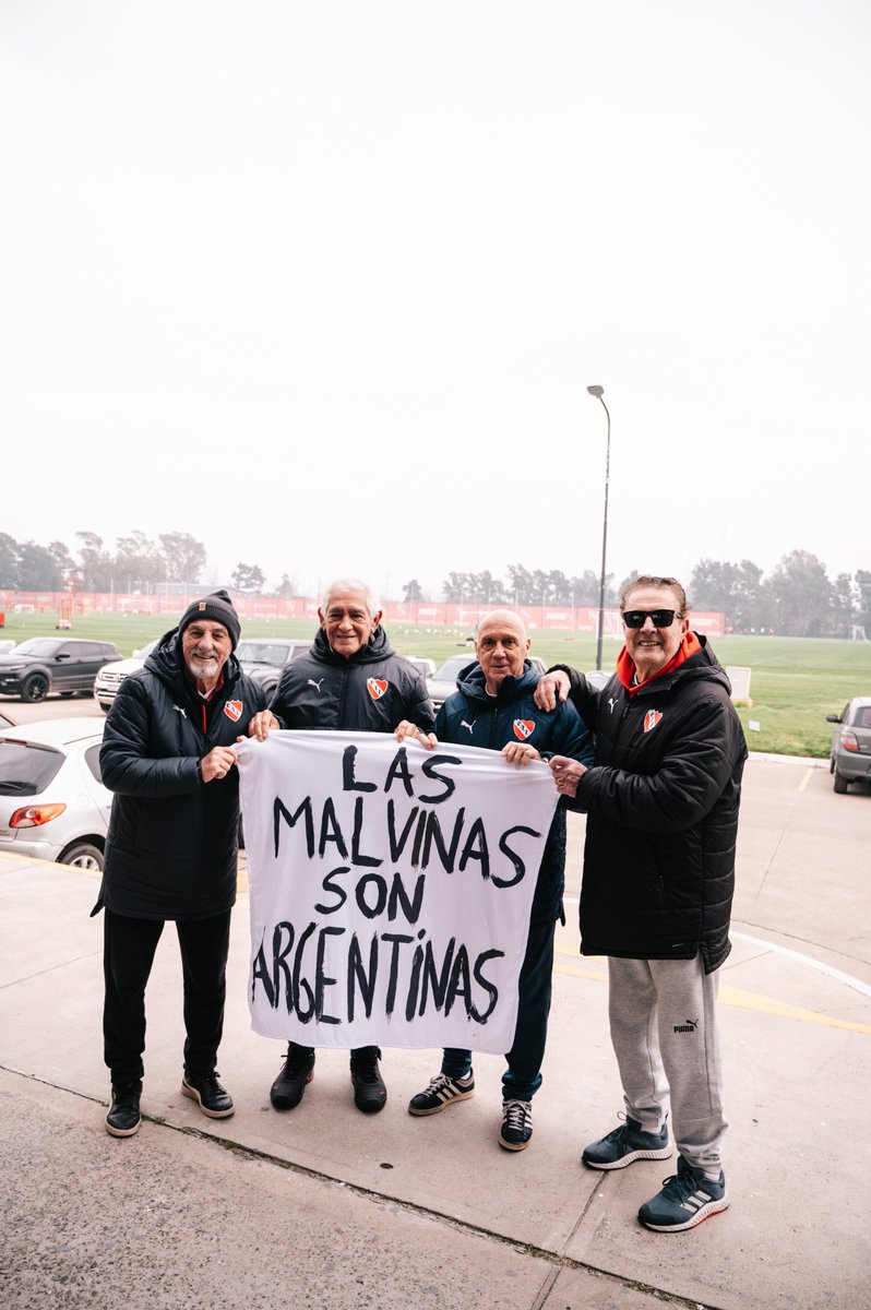 Independiente's tweet photo. Veteranos de Malvinas en Domínico ❤️‍🔥

Recibimos la visita de nuestros héroes de guerra y socios de #Independiente, acompañados por glorias y dirigentes del Club.

Colocaron una plaqueta que indica la distancia hacia las Islas: 1892 kilómetros. Y reafirmaron, una vez más, que fueron, son y serán argentinas por siempre.

#TodoRojo 🔴