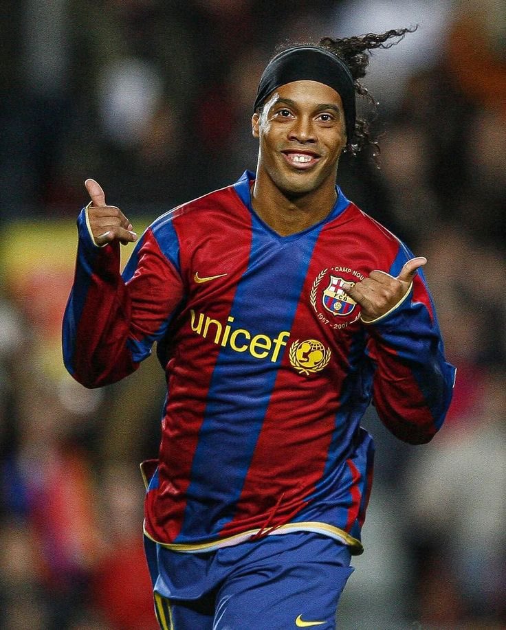 FrenchRapUS's tweet photo. 🚨 HISTORIQUE ! 

À 46 ANS, LA LÉGENDE DU FOOTBALL RONALDINHO VIENT DE SORTIR DE SA RETRAITE POUR REJOINDRE UN NOUVEAU CLUB 🤯

SON OBJECTIF : MARQUER UN DERNIER BUT EN PRO. https://t.co/TzXrrFabcB