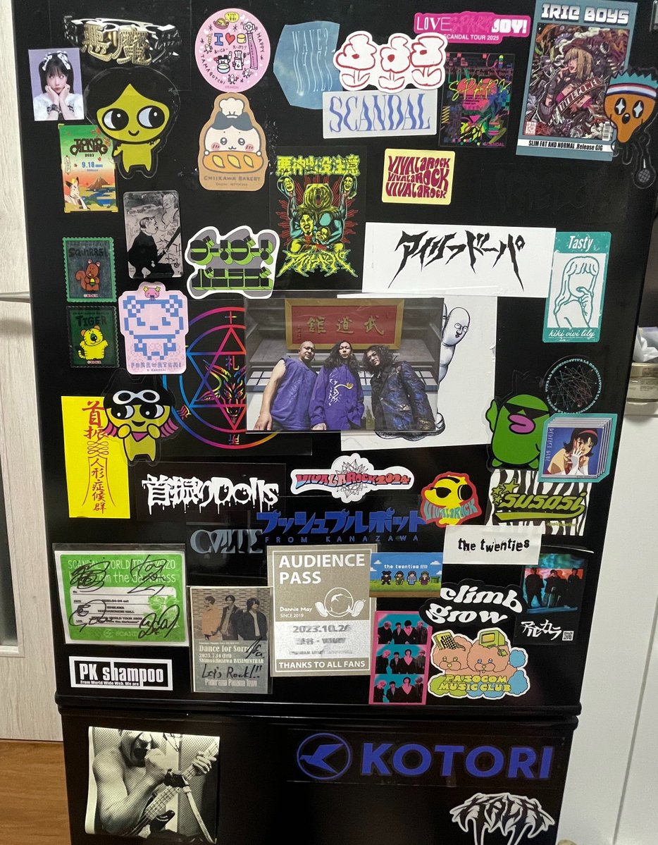 Miyay88's tweet photo. 魔改造してグッズ置き場となった冷蔵庫✡️
武道館でいただいたポストカードはどセンターに貼りました！
特等席が似合う💖 https://t.co/RbwjIdiUhb