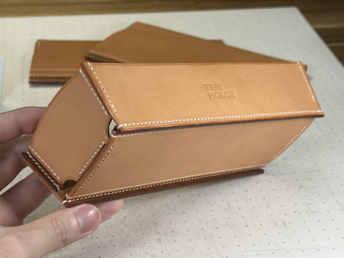 LC_TeriHouse's tweet photo. 新作のトレーができました！

全体に捨てマチのような構造を取り入れてみました。
マチが干渉するところは切り欠くことで解決しています。

設計が手間ですが、好きな寸法で作れるので色々活用できそうです！

#レザークラフト
#ハンドメイド
#テリハウス https://t.co/2pM6QzFecF