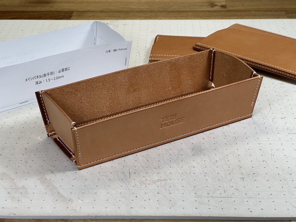 LC_TeriHouse's tweet photo. 新作のトレーができました！

全体に捨てマチのような構造を取り入れてみました。
マチが干渉するところは切り欠くことで解決しています。

設計が手間ですが、好きな寸法で作れるので色々活用できそうです！

#レザークラフト
#ハンドメイド
#テリハウス https://t.co/2pM6QzFecF