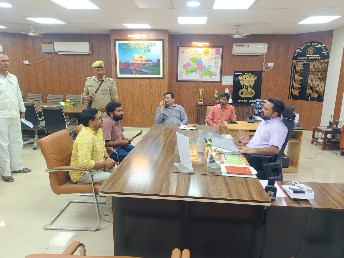 dm_kushinagar's tweet photo. आज कलेक्ट्रेट कक्ष मे जनसुनवाई करते हुए जनसामान्य की विभिन्न विभागों से संब��धित समस्याओं एवं शिकायतों को गंभीरतापूर्वक सुना गया। शिकायतों/जनसमस्याओ से संबंधित जन सामान्य द्वारा दिये गए प्रार्थना पत्रों के त्वरित एवं गुणवत्तापूर्ण निस्तारण हेतु संबंधित अधिकारियों को आवश्यक निर्देश दिए गए।
       जनहित सर्वोपरि है। शासन की मंशा के अनुरूप प्रत्येक नागरिक को समयबद्ध एवं प्रभावी समाधान उपलब्ध कराना प्रशासन की सर्वोच्च प्राथमिकता है।