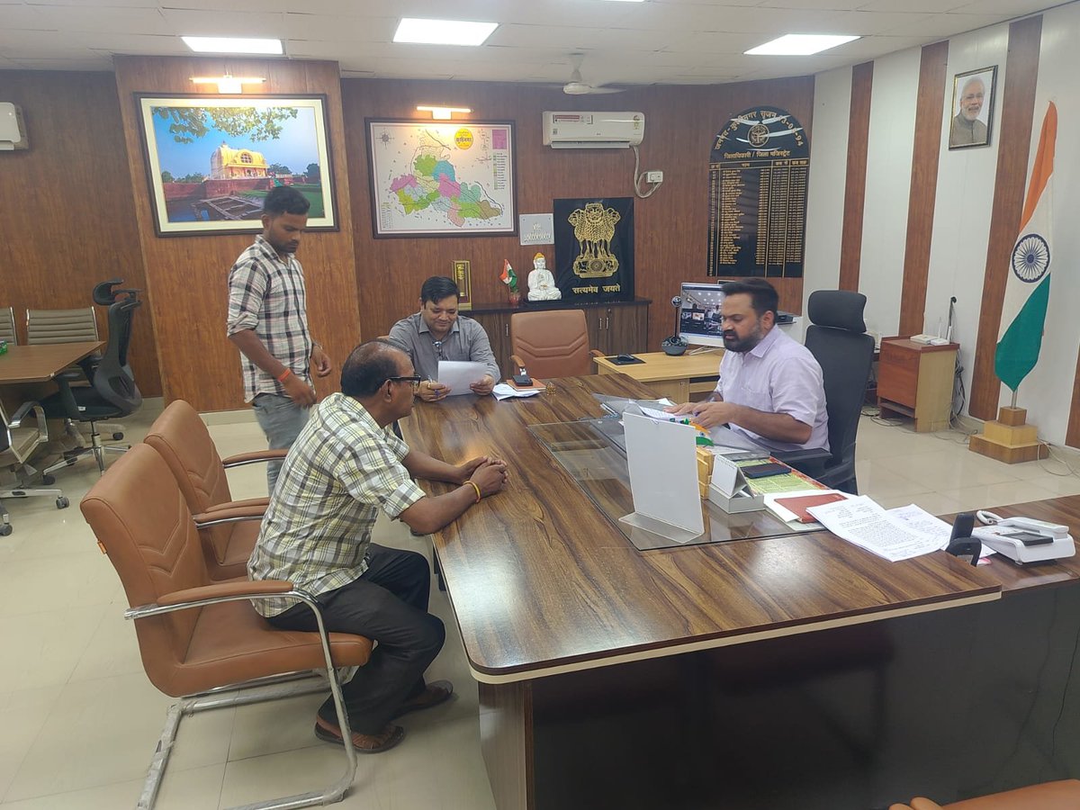 dm_kushinagar's tweet photo. आज कलेक्ट्रेट कक्ष मे जनसुनवाई करते हुए जनसामान्य की विभिन्न विभागों से संब��धित समस्याओं एवं शिकायतों को गंभीरतापूर्वक सुना गया। शिकायतों/जनसमस्याओ से संबंधित जन सामान्य द्वारा दिये गए प्रार्थना पत्रों के त्वरित एवं गुणवत्तापूर्ण निस्तारण हेतु संबंधित अधिकारियों को आवश्यक निर्देश दिए गए।
       जनहित सर्वोपरि है। शासन की मंशा के अनुरूप प्रत्येक नागरिक को समयबद्ध एवं प्रभावी समाधान उपलब्ध कराना प्रशासन की सर्वोच्च प्राथमिकता है।