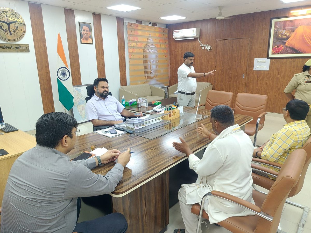 dm_kushinagar's tweet photo. आज कलेक्ट्रेट कक्ष मे जनसुनवाई करते हुए जनसामान्य की विभिन्न विभागों से संब��धित समस्याओं एवं शिकायतों को गंभीरतापूर्वक सुना गया। शिकायतों/जनसमस्याओ से संबंधित जन सामान्य द्वारा दिये गए प्रार्थना पत्रों के त्वरित एवं गुणवत्तापूर्ण निस्तारण हेतु संबंधित अधिकारियों को आवश्यक निर्देश दिए गए।
       जनहित सर्वोपरि है। शासन की मंशा के अनुरूप प्रत्येक नागरिक को समयबद्ध एवं प्रभावी समाधान उपलब्ध कराना प्रशासन की सर्वोच्च प्राथमिकता है।