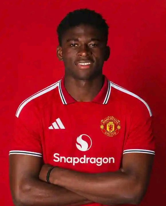 MatchesTrends's tweet photo. BREAKING: Manchester United are closing in on Carlos Baleba!
A deal worth around £70m is reportedly nearing completion as United look to strengthen Michael Carrick's midfield. 👀
Would Baleba be United's missing midfield piece? 🤔
#MUFC #ManUnited #Baleba #Transfers #GoalLineHQ https://t.co/2xTsjwxBmX