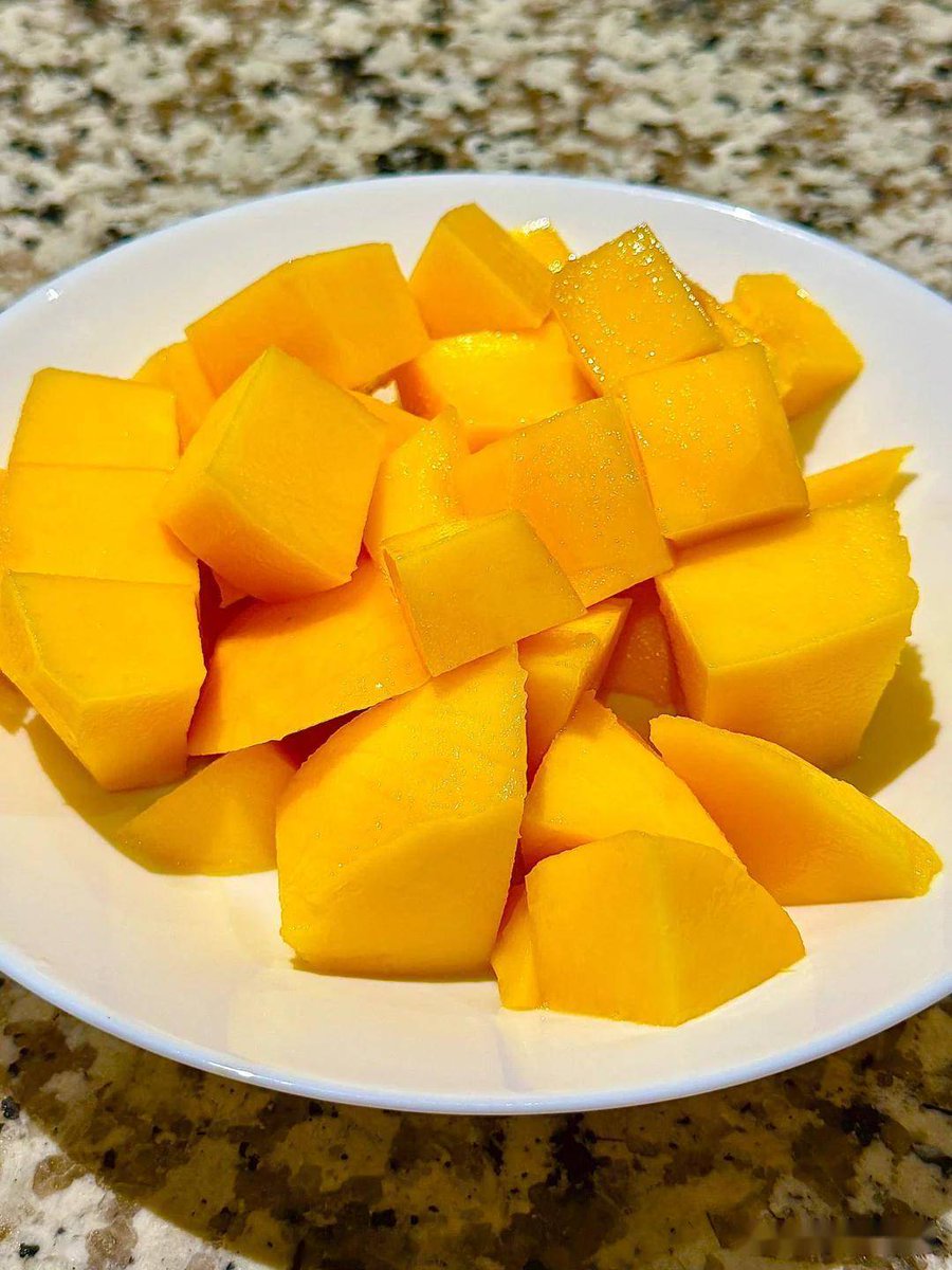 Byson_Guwo's tweet photo. Just tried the sweetest, juiciest honey mango from our local farmers’ market—fiber-rich, no weird aftertaste, perfect for smoothies or as a fresh snack!  #LocalProduce #MangoLove， https://t.co/fbV4L39vz6