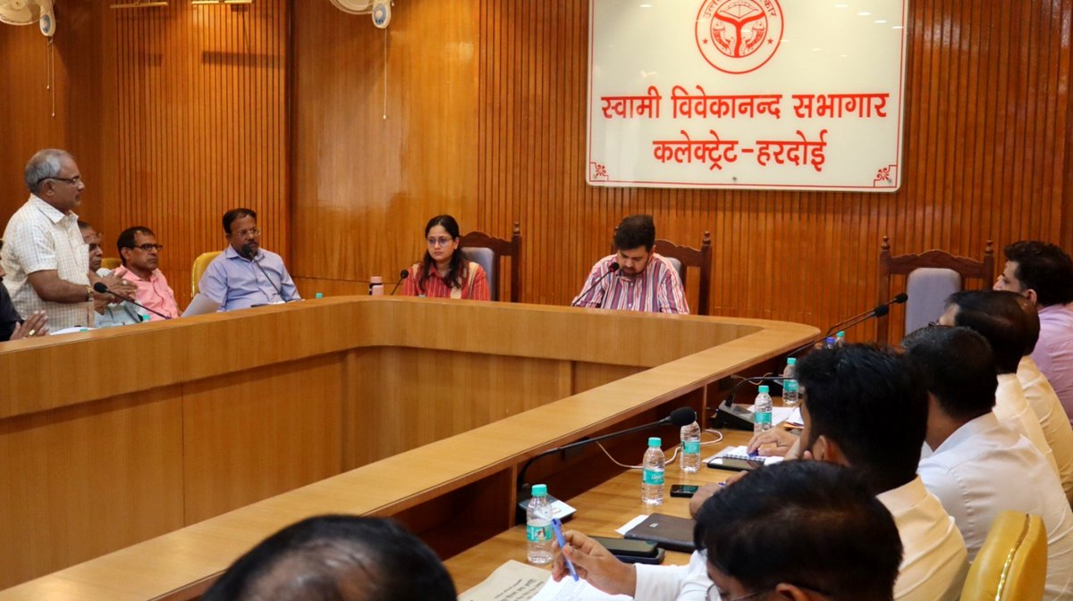 dmhardoi's tweet photo. जिला उद्योग बन्धु व व्यापार बन्धु की बैठक के दौरान सभी सम्बन्धित अधिकारियों को जनपद में औद्योगिक व व्यापारिक उन्नयन, व्यापारियों एवं उद्यमियों की शिकायतों एवं समस्याओं का त्वरित एवं प्रभावी निस्तारण आदि के सम्बन्ध में आवश्यक निर्देश दिए गए।
@CMOfficeUP 
@InfoDeptUP 
@UPGovt https://t.co/RtCMPfwoD6