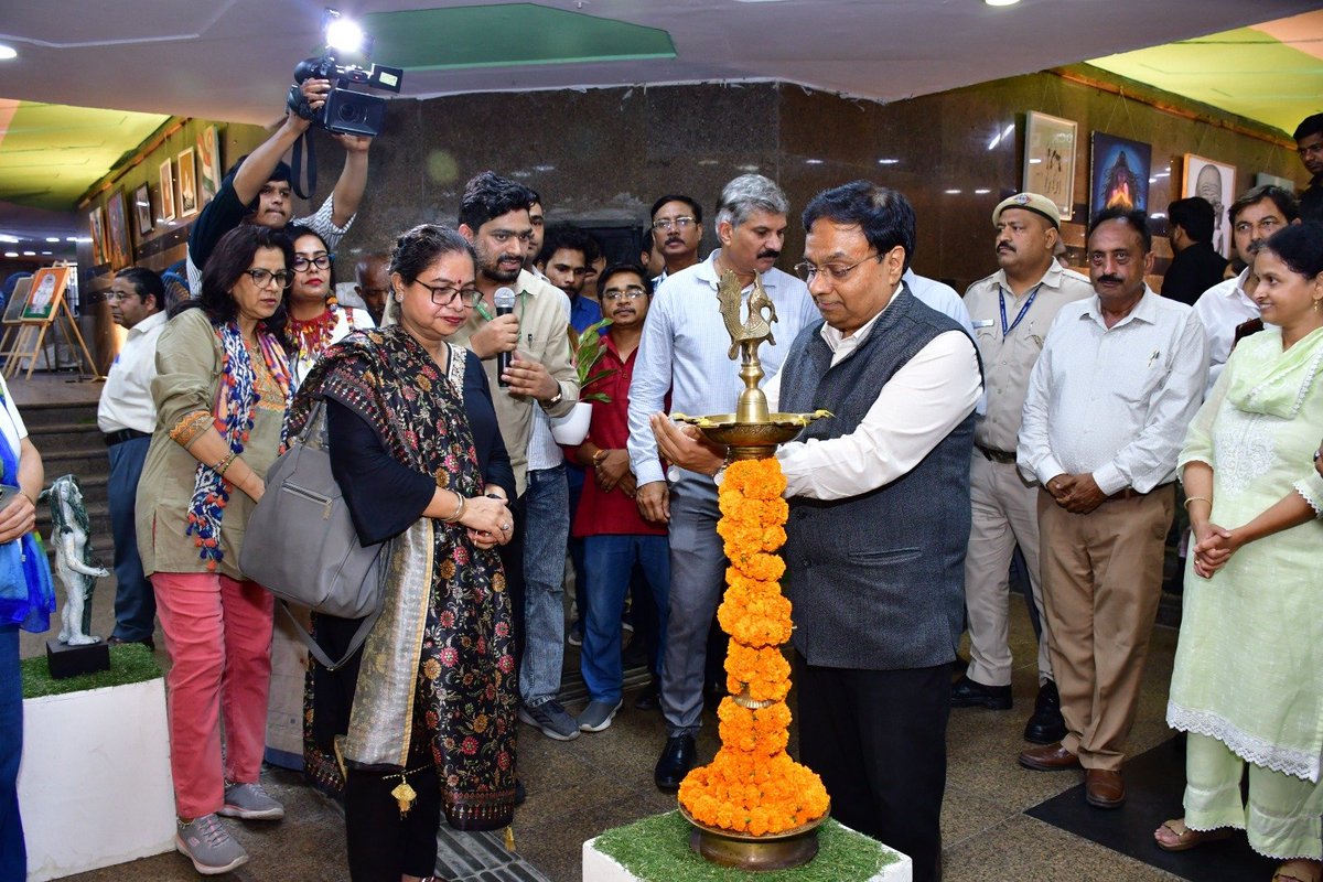 tweetndmc's tweet photo. “Ensuring seamless civic services and world-class urban amenities, NDMC remains equally committed to promoting art, culture and creativity.” – Shri @dwivedimk_ias, Chairman, NDMC

Today, on the occasion of the Closing Ceremony of the 10-Day Special Group Art Exhibition on the theme of “Har Ghar Tiranga”, Hon’ble Chairman, NDMC, commended and congratulated all the participating artists for expressing their creativity, thoughts and emotions with such dedication and sincerity.

He also said that the exhibition has been organised on a modest scale, but the vision is to take it to a much larger platform by bringing together artists not only from Delhi and across India but also from different parts of the world.

Hon’ble Chairman, NDMC, said that along with ensuring seamless civic services and world-class urban amenities, NDMC remains equally committed to promoting art, culture and creativity. He further added that the true heritage of any civilisation and culture lies in its art, as art gives expression to the emotions, values, imagination and collective consciousness of society.
#NDMC
#ArtAndCulture