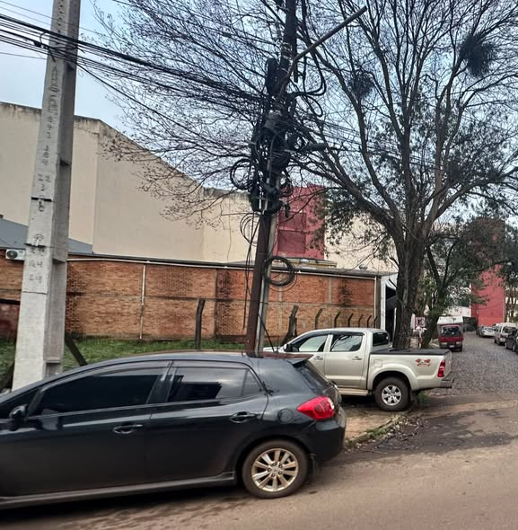 pyaccesible's tweet photo. Cuando alguien decide estacionar sobre la vereda "solo por 5 minutos", no piensa en el desvío que obliga a hacer al peatón. Pensá en una persona mayor, en alguien en silla de ruedas o en un niño yendo al colegio: bajarse al empedrado no es una opción fácil, es un peligro real https://t.co/JL4c3NYhJj