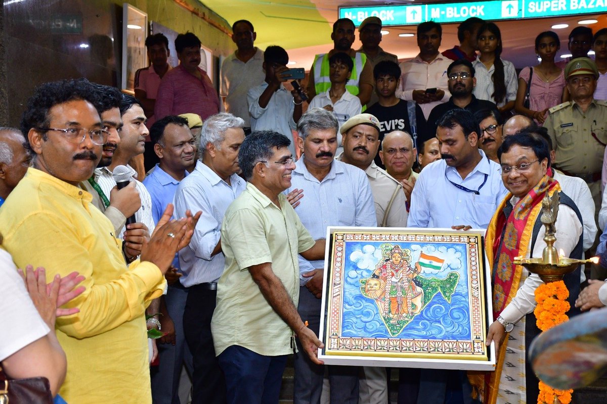 tweetndmc's tweet photo. “Ensuring seamless civic services and world-class urban amenities, NDMC remains equally committed to promoting art, culture and creativity.” – Shri @dwivedimk_ias, Chairman, NDMC

Today, on the occasion of the Closing Ceremony of the 10-Day Special Group Art Exhibition on the theme of “Har Ghar Tiranga”, Hon’ble Chairman, NDMC, commended and congratulated all the participating artists for expressing their creativity, thoughts and emotions with such dedication and sincerity.

He also said that the exhibition has been organised on a modest scale, but the vision is to take it to a much larger platform by bringing together artists not only from Delhi and across India but also from different parts of the world.

Hon’ble Chairman, NDMC, said that along with ensuring seamless civic services and world-class urban amenities, NDMC remains equally committed to promoting art, culture and creativity. He further added that the true heritage of any civilisation and culture lies in its art, as art gives expression to the emotions, values, imagination and collective consciousness of society.
#NDMC
#ArtAndCulture