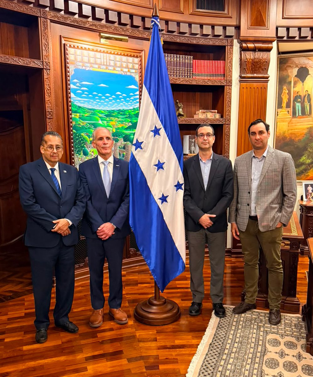 COHEPHonduras's tweet photo. El presidente de la República, Nasry Asfura, juramentó a Santiago Herrera como Director Propietario en representación de #COHEP ante la Junta Directiva de la Empresa Nacional de Energía Eléctrica (ENEE). 🇭🇳⚡ @EneeHnOficial

Este nombramiento se da en un momento clave para avanzar en la modernización del sector eléctrico, un proceso fundamental para mejorar la competitividad del país, fomentar la inversión, impulsar el crecimiento económico y generar más oportunidades de empleo para los hondureños. 🤝

#SectorEléctrico #ENEE #MasEmpleo #MasInversion