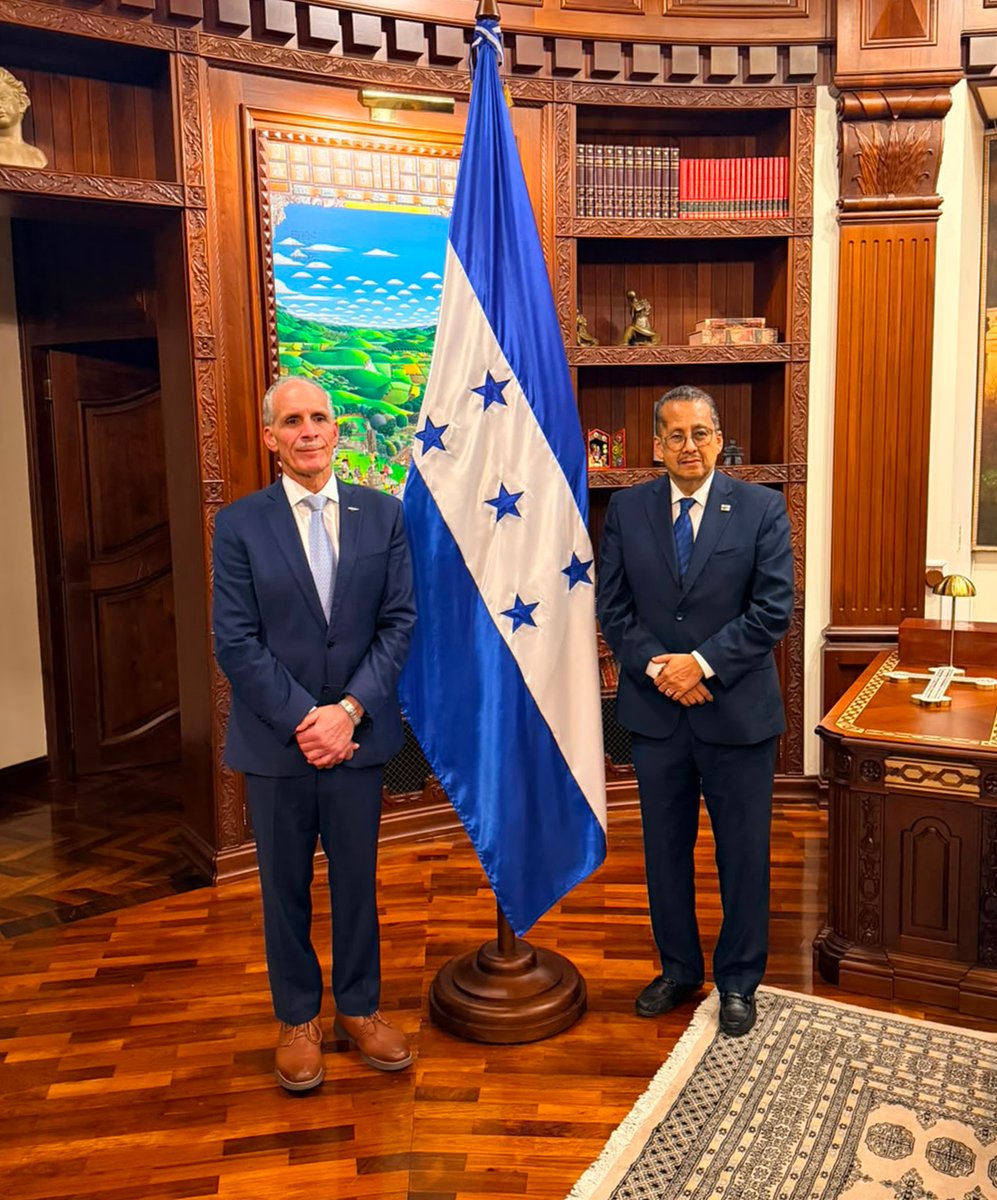 COHEPHonduras's tweet photo. El presidente de la República, Nasry Asfura, juramentó a Santiago Herrera como Director Propietario en representación de #COHEP ante la Junta Directiva de la Empresa Nacional de Energía Eléctrica (ENEE). 🇭🇳⚡ @EneeHnOficial

Este nombramiento se da en un momento clave para avanzar en la modernización del sector eléctrico, un proceso fundamental para mejorar la competitividad del país, fomentar la inversión, impulsar el crecimiento económico y generar más oportunidades de empleo para los hondureños. 🤝

#SectorEléctrico #ENEE #MasEmpleo #MasInversion