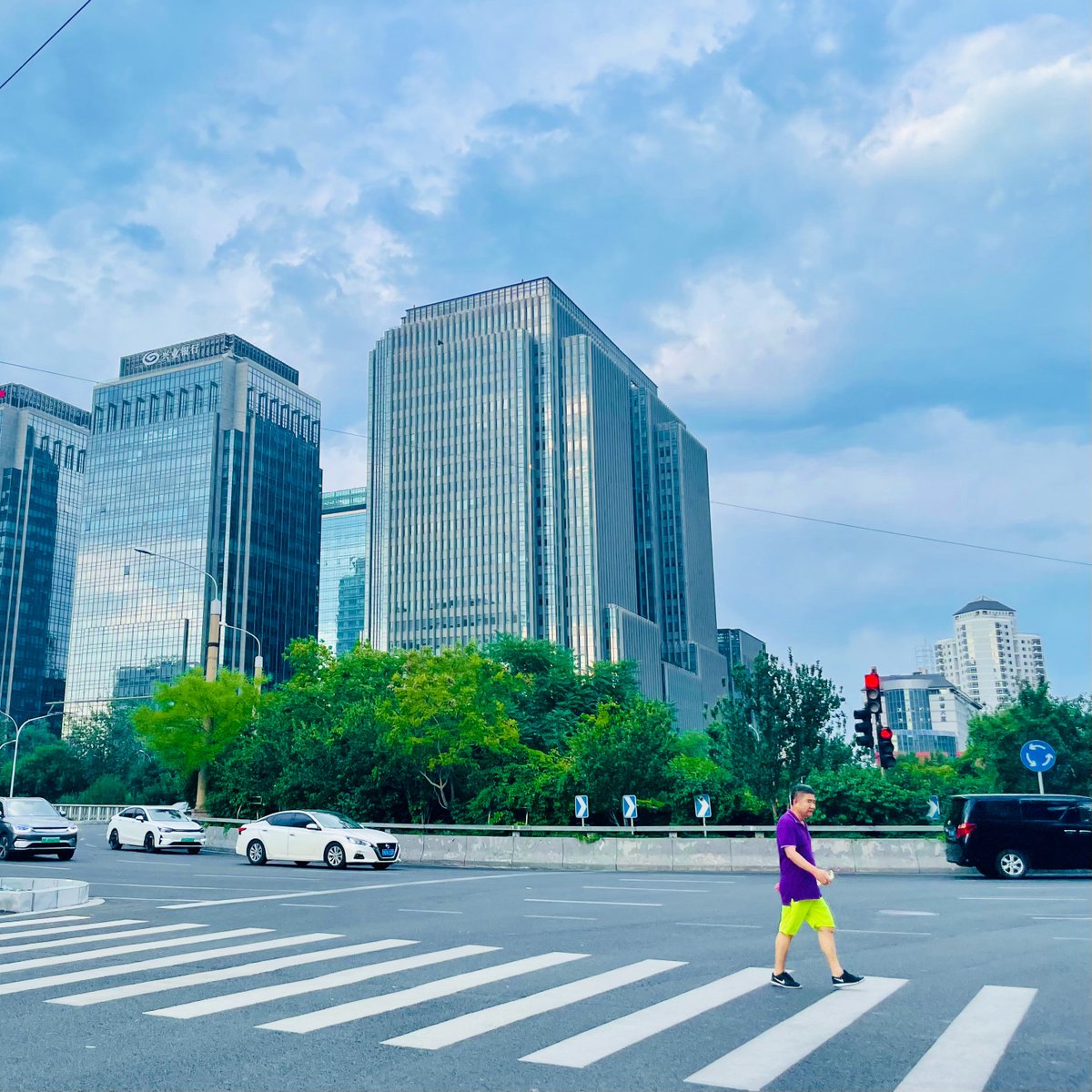 YANGstown's tweet photo. Sunny afternoon street snap – colorful storefronts and random passersby make ordinary days feel so vivid. #StreetPhotography #CityLife https://t.co/ttHanaoDGT