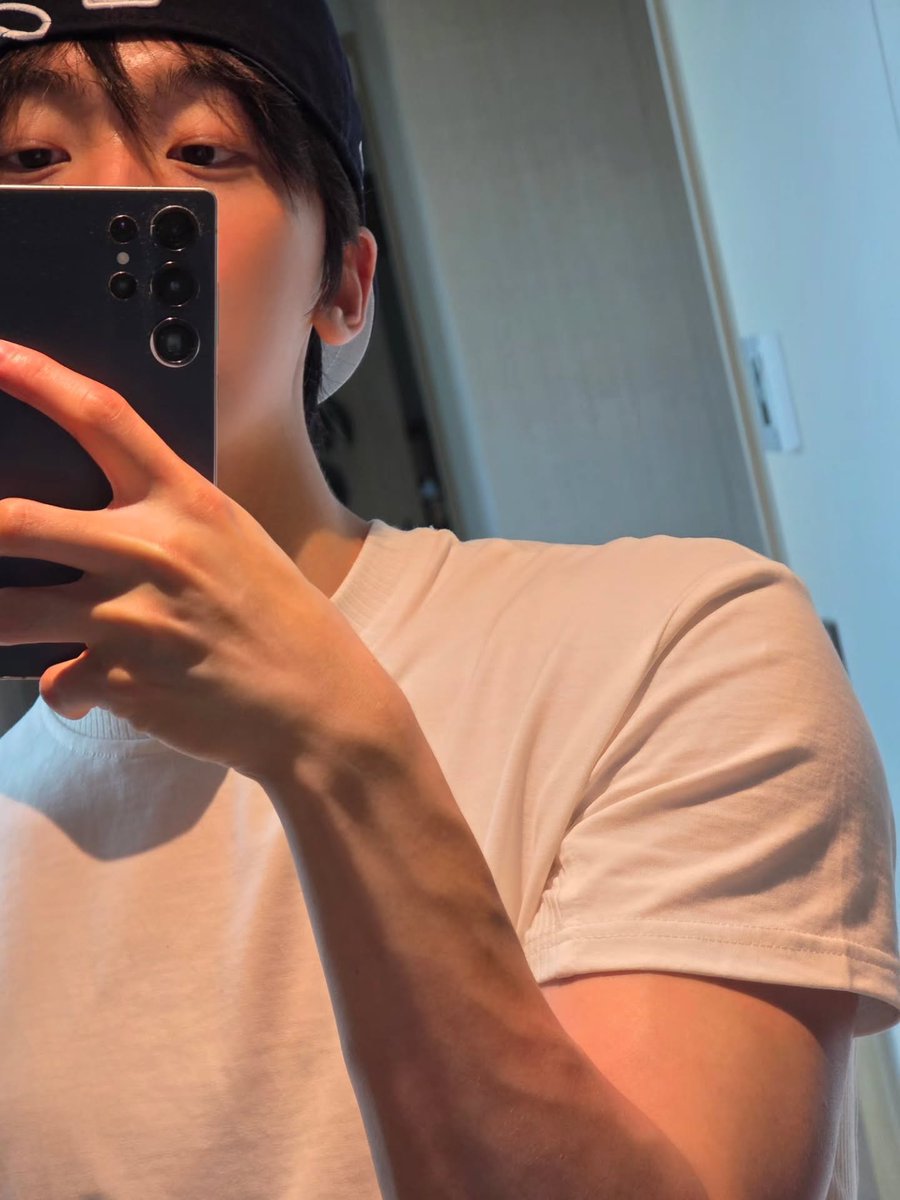 YoonSanhaLatam's tweet photo. [📸 INSTAGRAM]

Actualización en la cuenta oficial de #YOONSANHA en Instagram. 

(Subió unas fotos con el Jersey que se le dió en su Fancon de México🥹🇲🇽)

🖇️.https://t.co/ypSbQLpLAn

#SANHA #윤산하  #ユンサナ @YOONSANHA_offcl https://t.co/owfmhb20yg
