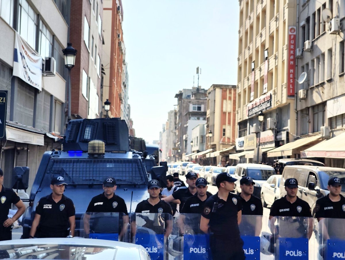 FurkanhaberTR's tweet photo. Furkan Nesli Dergisi Binasında Polis Tarafından İkinci Arama Yapılıyor

19 Ağustos’ta arama yapılan Furkan Nesli Dergisi binasına, bugün (20 Ağustos) TEM ve Narkotik Şube ekipleri tarafından yeniden girilerek arama başlatıldı. Dergi binasının bulunduğu caddenin trafiğe kapatıldığı ve çevreden görüntü alınmasına izin verilmediği öğrenildi.

Görgü tanıkları ve yetkililerin aktardığına göre; arama işlemleri Furkan Hareketi mensupları içeri alınmadan, bina içinde hiçbir sivil temsilci bulunmaksızın sürdürülüyor.

Sürece ilişkin açıklama yapan Furkan Hareketi mensupları, duruma tepki göstererek şu ifadeleri kaydetti:

"Buradan açıkça ilan ediyoruz: Arama sonrasında bulunacak hiçbir şeyden sorumlu değiliz. Binadaki tüm işlemler tamamen Adana Emniyet Müdürlüğü’nün sorumluluğundadır."

Furkan Susmaz
AdanaEmniyetinin PlanıNe
#AdanaEmniyeti