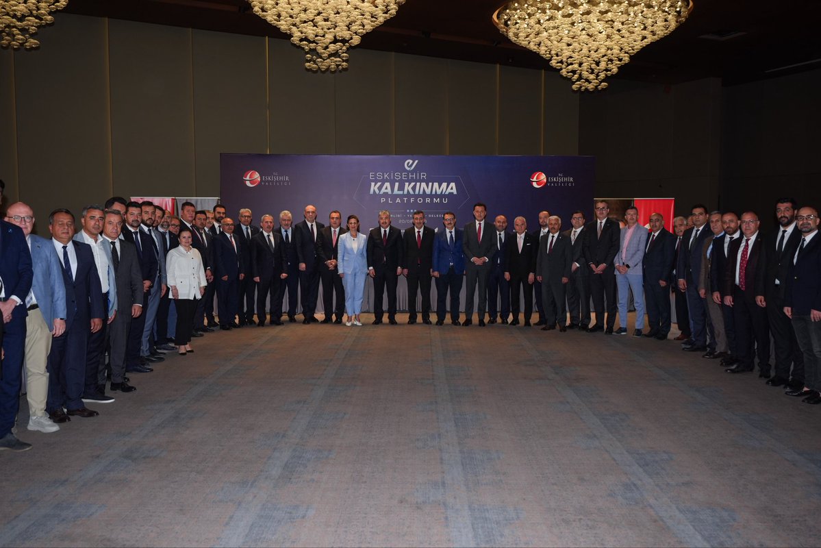 _cevdetyilmaz's tweet photo. Eskişehir Kalkınma Platformu Ekonomi İstişare Toplantısı kapsamında iş dünyamızın kıymetli temsilcileriyle bir araya gelerek, ülkemizin ve Eskişehir’in ekonomik görünümünü değerlendirirken iş dünyamızın tespit, görüş ve önerilerini dinleme imkanı bulduk.

Toplantıda ayrıca Eskişehir’in daha da kalkınması için potansiyel gelişim alanlarını; özellikle sulama, lojistik ve ulaştırma yatırımlarının hızlandırılması, yeni sanayi alanlarının oluşturulması, sanayide verimliliğin artırılması konularını istişare ettik.

Eskişehir'imizin kalkınmasına ve refahına katkı sağlayan tüm iş insanlarımızı kutluyor, çalışmalarında başarılar diliyorum.