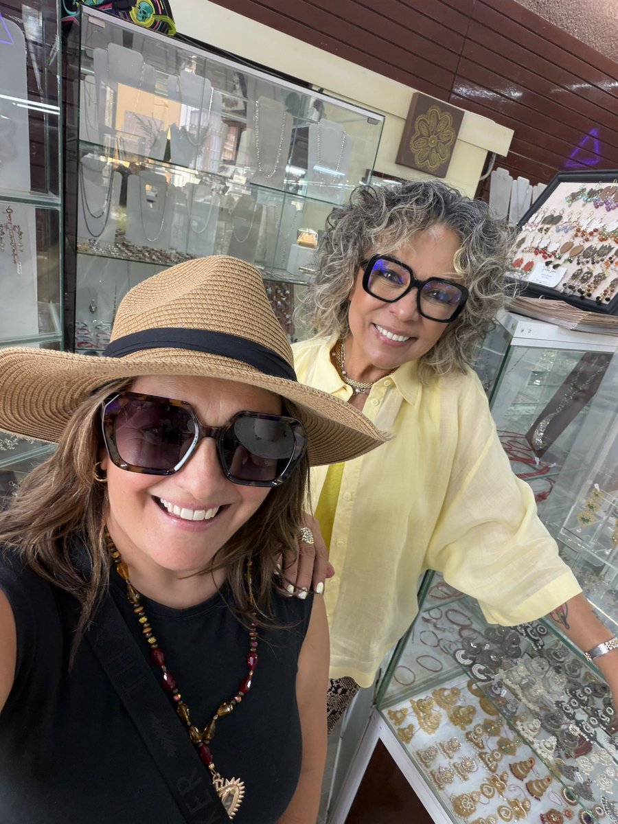 tatianotzin's tweet photo. Y hablando de mexicanas chingonas. Cuando vengan a Oaxaca, no dejen de visitar a @JudithArriagaH que tiene una joyería divina en el mero centro de la ciudad. Les comparto lo que hace su hermana con su marca Piedra Luna entre otras bellezas que hay ahí.❤️❤️❤️ https://t.co/xIPp3hmkYn