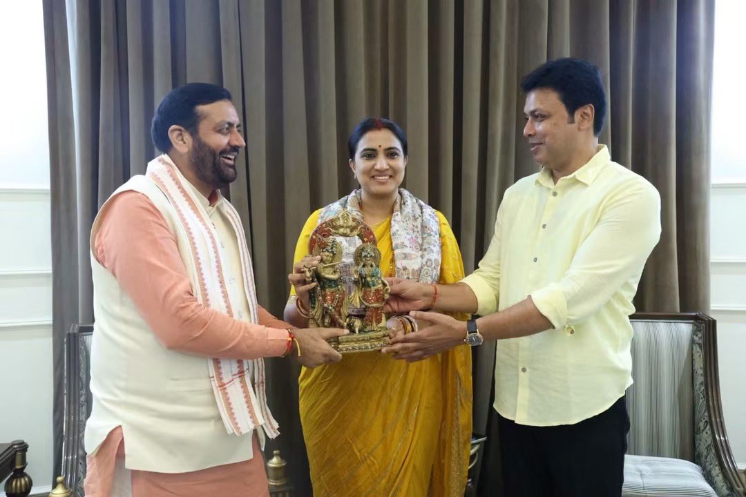 BjpBiplab's tweet photo. आज हरियाणा के यशस्वी और लोकप्रिय मुख्यमंत्री श्री नायब सिंह सैनी जी का दिल्ली आवास पर आगमन हुआ व परिवार से मिलना हुआ। इस दौरान विभिन्न समसामयिक विषयों पर भी उनसे चर्चा हुई। @NayabSainiBJP https://t.co/tl8LJiueaO