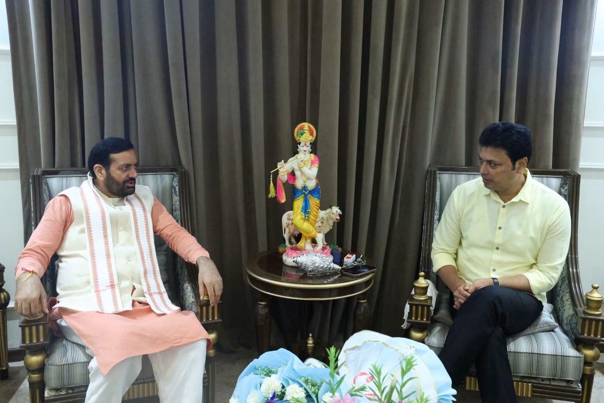 BjpBiplab's tweet photo. आज हरियाणा के यशस्वी और लोकप्रिय मुख्यमंत्री श्री नायब सिंह सैनी जी का दिल्ली आवास पर आगमन हुआ व परिवार से मिलना हुआ। इस दौरान विभिन्न समसामयिक विषयों पर भी उनसे चर्चा हुई। @NayabSainiBJP https://t.co/tl8LJiueaO