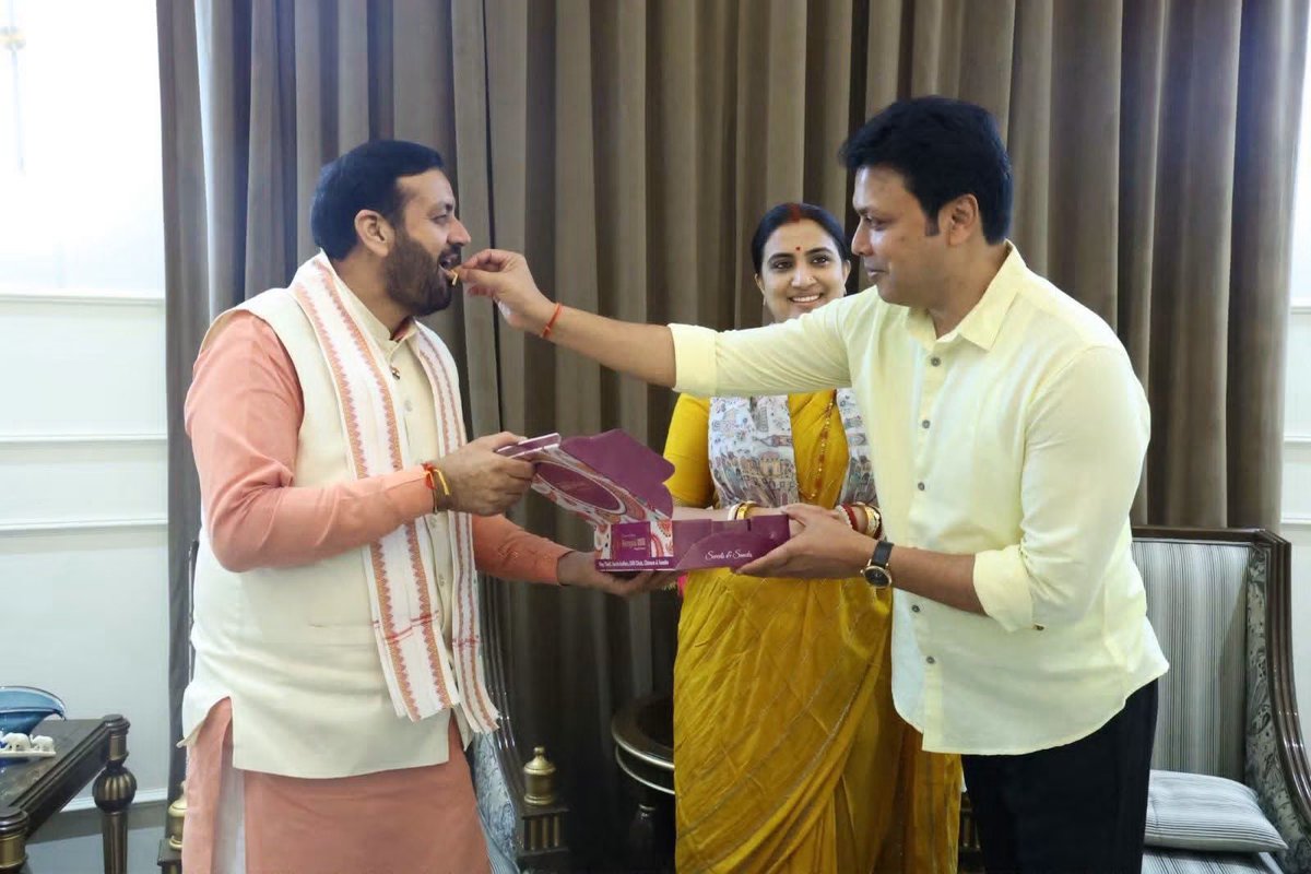 BjpBiplab's tweet photo. आज हरियाणा के यशस्वी और लोकप्रिय मुख्यमंत्री श्री नायब सिंह सैनी जी का दिल्ली आवास पर आगमन हुआ व परिवार से मिलना हुआ। इस दौरान विभिन्न समसामयिक विषयों पर भी उनसे चर्चा हुई। @NayabSainiBJP https://t.co/tl8LJiueaO