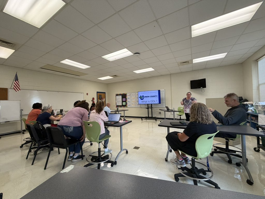 loripeyton's tweet photo. Ms. Lueth, the CF @EastUnionMSNC helps teachers think about our new Double Dose of Literacy  (DDL) class and how we can blend literacy skills into our own instruction. @AGHoulihan  @RimmerEdTech @UCPSNC #TeamUCPS https://t.co/2UTUHk3Yyi
