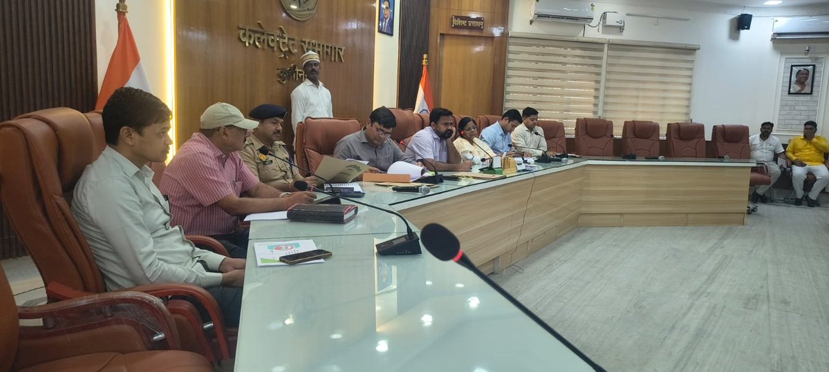 dm_kushinagar's tweet photo. आज कलेक्ट्रेट सभागार में अखिल भारतीय प्रधान संगठन के सदस्यों एवं संबंधित विभाग के अधिकारियों के साथ बैठक की गई।सभी प्रधानों की समस्याओं/मांग को सुना गया। सरकार द्वारा प्रधानों को प्रशासक नियुक्त के बाद शासन द्वारा निर्धारित गाइड लाइन के अनुसार नियमानुसार काम करने हेतु निर्देशित किया गया तथा संबंधित अधिकारियों को निर्देश दिया गया कि प्रधानों को अना���श्यक दौड़ाया ना जाए एवं उनके कार्यों में अवरोध न उत्पन्न करें। प्रधानों को यह भी बताया गया कि पूर्व के स्वीकृत कार्यों/भुगतान पर कोई रोक नहीं है तथा नए कार्यों हेतु स्वीकृति अवश्य प्राप्त करें।