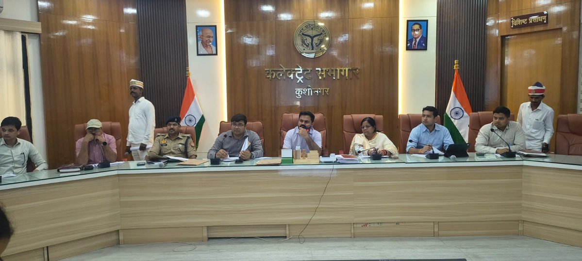 dm_kushinagar's tweet photo. आज कलेक्ट्रेट सभागार में अखिल भारतीय प्रधान संगठन के सदस्यों एवं संबंधित विभाग के अधिकारियों के साथ बैठक की गई।सभी प्रधानों की समस्याओं/मांग को सुना गया। सरकार द्वारा प्रधानों को प्रशासक नियुक्त के बाद शासन द्वारा निर्धारित गाइड लाइन के अनुसार नियमानुसार काम करने हेतु निर्देशित किया गया तथा संबंधित अधिकारियों को निर्देश दिया गया कि प्रधानों को अना���श्यक दौड़ाया ना जाए एवं उनके कार्यों में अवरोध न उत्पन्न करें। प्रधानों को यह भी बताया गया कि पूर्व के स्वीकृत कार्यों/भुगतान पर कोई रोक नहीं है तथा नए कार्यों हेतु स्वीकृति अवश्य प्राप्त करें।
