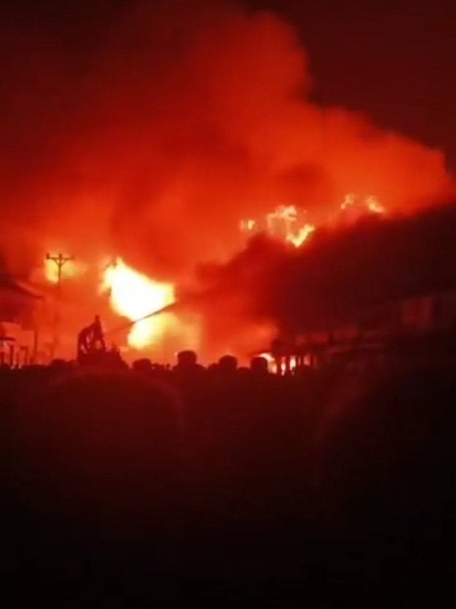 Top_Disaster's tweet photo. Massive forest fire burning in Central Kalimantan, Indonesia 🇮🇩 (20.08.2026) https://t.co/y0WvjuSJgd