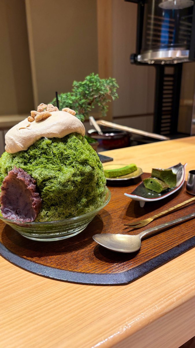onigiri_prfm's tweet photo. 東京に来たので、前々から行きたかった
ひいらぎ銀座本店に行ってきた。

あ〜ちゃんがお忍びで行って絶賛してたという話は知ってたけど、レジ横見てPerfume3人でで行ってたんやなー

…と何気なく写真撮ってたけど、昨日3人で来てたんかい！！
#prfm https://t.co/cKxxSHri42