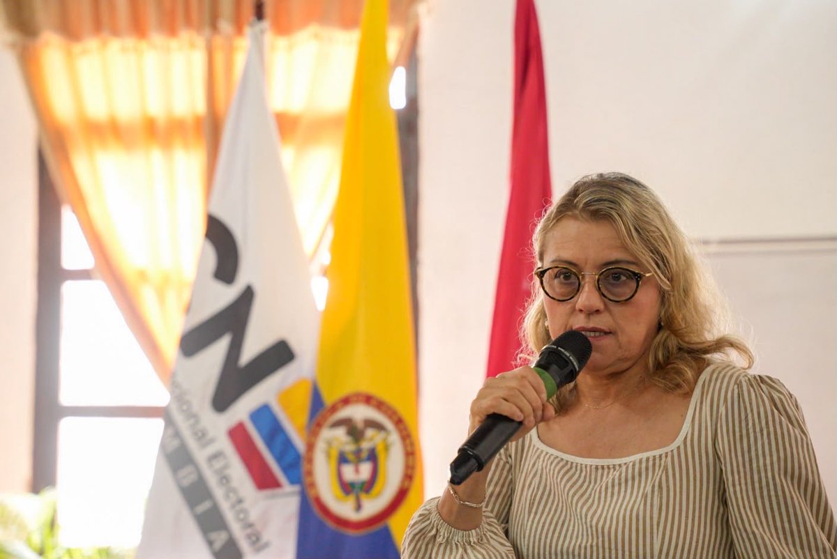CNE_COLOMBIA's tweet photo. #AEstaHora | La magistrada Fabiola Márquez da apertura a los Diálogos por la Democracia, destacando el papel fundamental de la ciudadanía como veedora y protagonista de los procesos democráticos.

Durante su intervención, hizo un llamado a asumir la democracia como una responsabilidad compartida, que no recae únicamente en las instituciones, sino también en cada colombiano.

Asimismo, resaltó la importancia de estos espacios pedagógicos para fortalecer la participación ciudadana, generar conciencia sobre los delitos electorales y promover una cultura democrática más informada, responsable y comprometida con las necesidades del país.