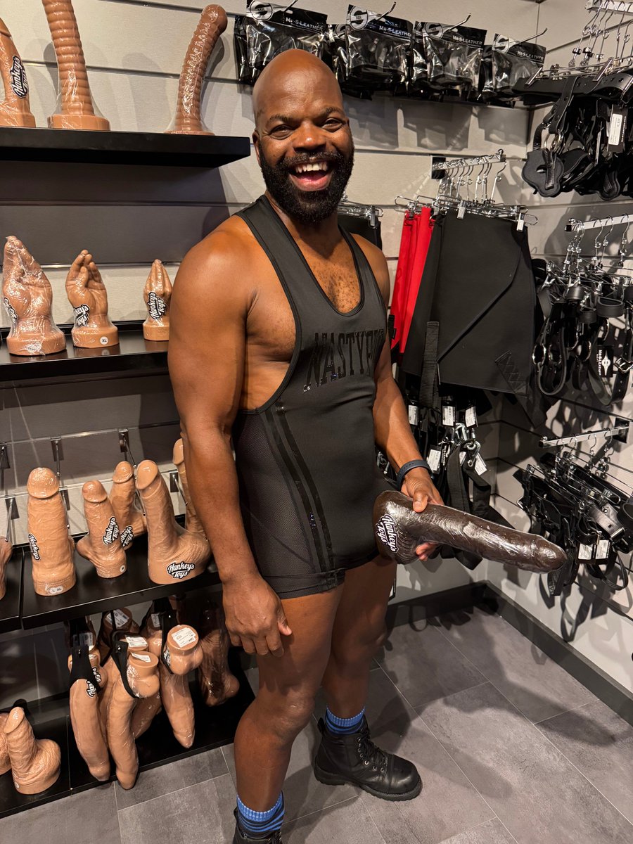 CutlerX's tweet photo. Gotta check the goods, just like the real one 😘 🍆 https://t.co/BfYjwwVH4x