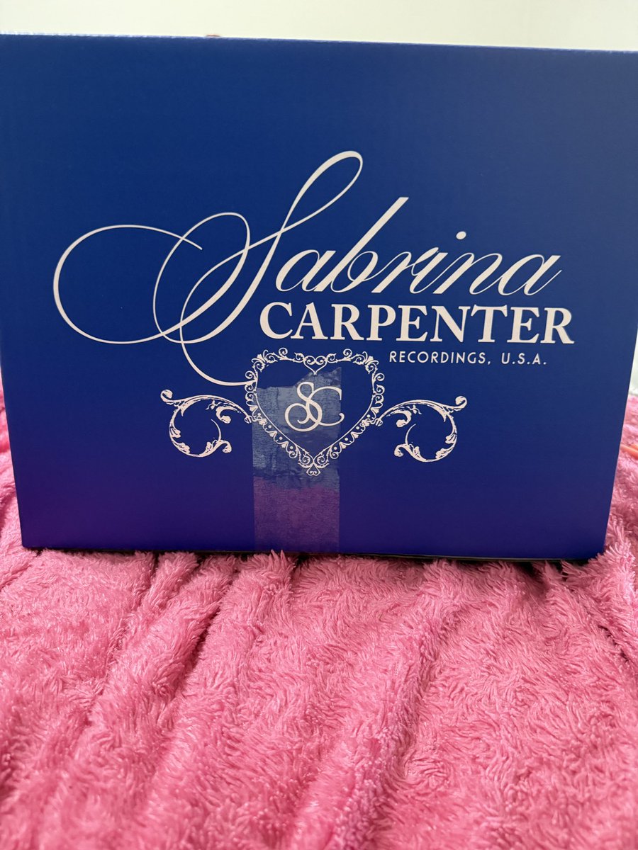 thewineyoulike's tweet photo. @TeamSabrina @SabrinaAnnLynn THANK YOU SO SO MUCH!!! this genuinely made my entire week. i know she said don’t, but im smiling so big :) i love this album and i love you. time to go pour an espresso and listen to my record ☕️🎶💋💙 https://t.co/NlHtthGyd4
