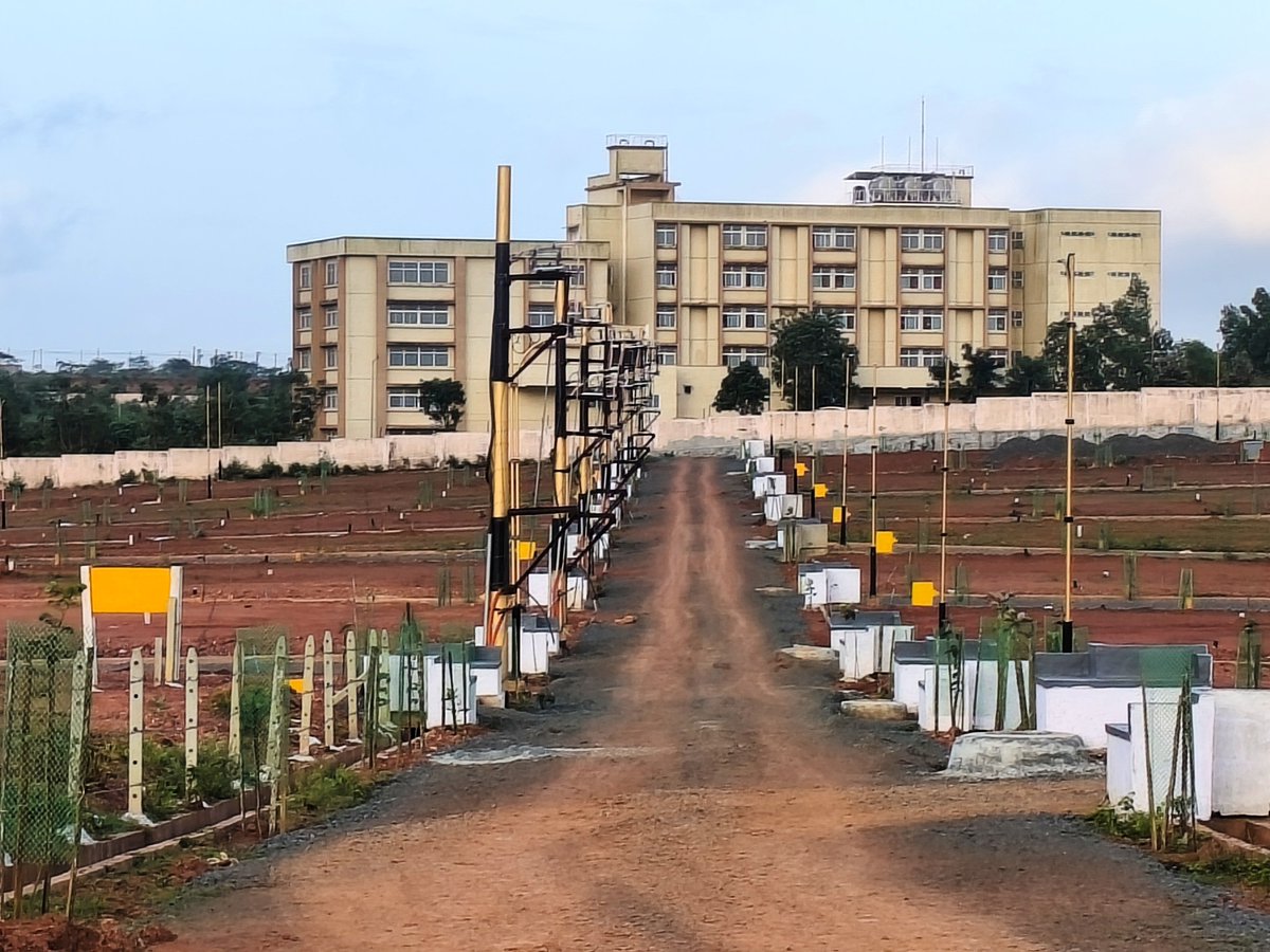 DHARWADTIMES's tweet photo. Dharwadians 

Guess this Institution .

View from backside .

#DHARWAD https://t.co/e8esZhrZJt