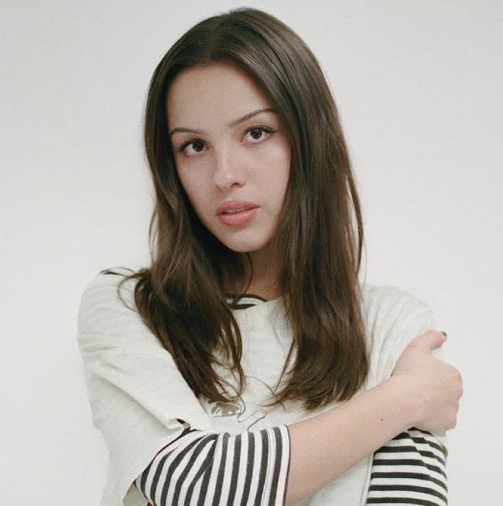 infolivies's tweet photo. you seem pretty sad for a girl sonin love, de Olivia Rodrigo, no Spotify Global (19/8)🩷:

#10 (=) the cure 2.93M (+0.78%)
#13 (+1) stupid song 2.73M (+1.22%)
#28 (-2) drop dead 2.25M 
#80 (-5) honeybee 1.53M 
#171 (RE) maggots for brains 1.21M
#198 (RE) expectations 1.13M https://t.co/DkplJ0vwKI