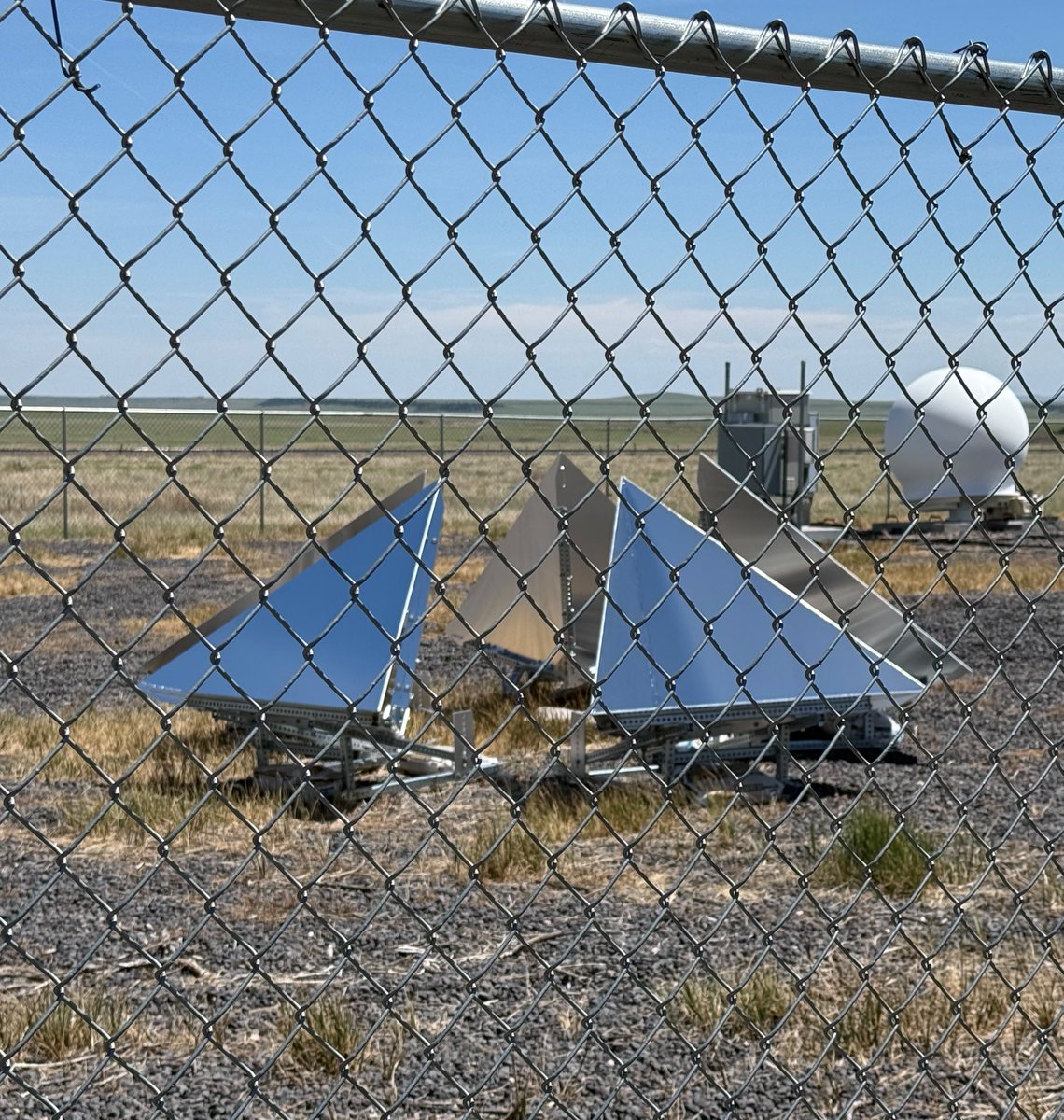 Megaconstellati's tweet photo. SpaceX have installed arrays of 5 sky-facing trihedral corner reflectors at at least two of the new @Starlink mega gateways, very likely for calibration and verification of SAR sensors on Starshield satellites.
🚩Roll, AZ 32.81537,-113.79733
🚩Des Moines, NM 36.69751, -103.79202 https://t.co/5yL8VbPhvt