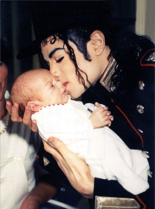 MJJAAFARX's tweet photo. “ Michael never stopped treating people with kindness. He never stopped believing in &amp; wanting to look for the good in people, even though he was broken his heart still stayed the same”

I'M CRYING JAAFAR 😭😭😭 https://t.co/h1TqiG9HHc