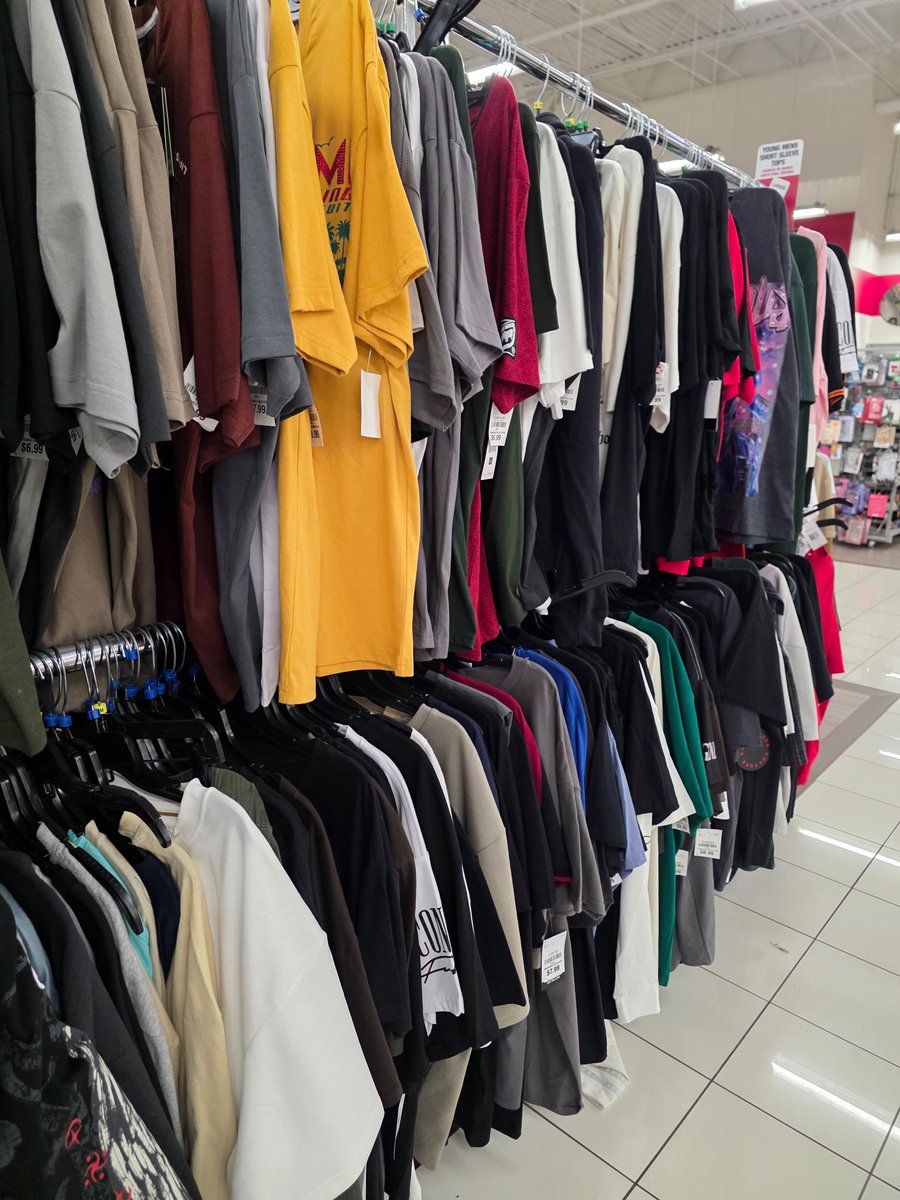 ShifuBDF59's tweet photo. @Burlington why did you do this.  So i have to bench up or reach high to look.  Never everyone is 5ft or over 6ft 5inch. https://t.co/qscW8joBdn