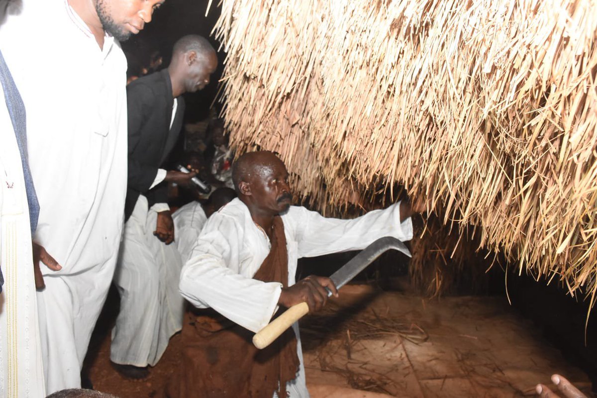 BugandaKingdom_'s tweet photo. Amasiro g'e Kasubi gawedde

Omukolo gw’okusala ekisasi (ku Wankaaki w’omulyango gwa Muzibwazaalampanga ) gwegusembayo okukakasa nti ennyumba eno ewedde nga kati omukolo omutongole gulindiridde Ssaabasajja Kabaka bwanaasiima. 

Omukolo guno gukulembeddwamu Nnaalinnya Beatrice Namikka, yeebazizza nnyo Ssaabasajja Kabaka okukola ekisoboka okulaba nga ennyumba ya bajjajjaabe eddawo. 

Omukubiriza w’Olukiiko lwa Buganda Oweek. Patrick Luwagga Mugumbule atenderezza nnyo omulimu ogukoleddwa mu kuzzaawo n’okuddaabiriza Amasiro g’e Kasubi era agamba nti y’ensonga lwaki omulimu guno gututte akabanga okutuuka wano.  

Minisita w’Obuwangwa n’Ennono Oweek. Dr. Anthony Wamala yeebazizza nnyo gavumenti yawakati ne UNESCO olw’enkolagana ennungi ku mulimu ogututte emyaka egisuka mu 10 okulaba nga kati guwedde era yesunze olunaku Ssaabasajja Kabaka lwanaasiima okuggulawo omulimu guno mu butongole. 

Nga 12 Ntenvu, 2025, Katikkiro Charles Peter Mayiga yasinziira mu Masiro gano okulangirira nti omulimu gw’okuzzaawo Muzibwazaalampanga gwali guwedde. 

Wabulaakayole y'akulembeddemu omukolo guno ogw'ennono era gwetabiddwako Omulangira David Kintu Wasajja n’Omuzaana Marion Nankya, Nnaalinnya Victoria Nkinzi, Ssaabalangira Fredrick Sunday Kateregga, Abalangira n’Abambejja n'abaweereza ba Kabaka mu buweereza obw'enjawulo.