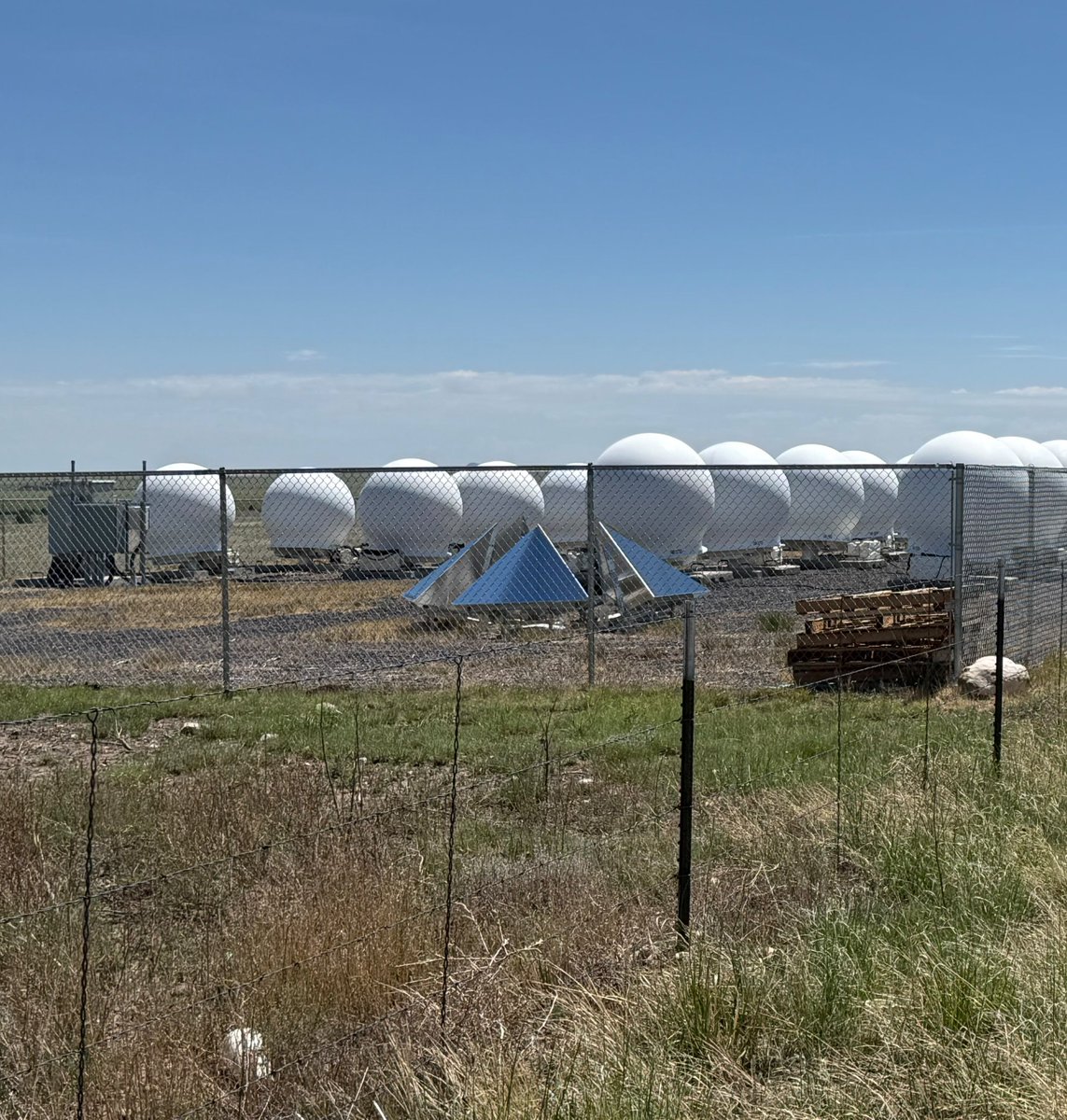 Megaconstellati's tweet photo. SpaceX have installed arrays of 5 sky-facing trihedral corner reflectors at at least two of the new @Starlink mega gateways, very likely for calibration and verification of SAR sensors on Starshield satellites.
🚩Roll, AZ 32.81537,-113.79733
🚩Des Moines, NM 36.69751, -103.79202 https://t.co/5yL8VbPhvt