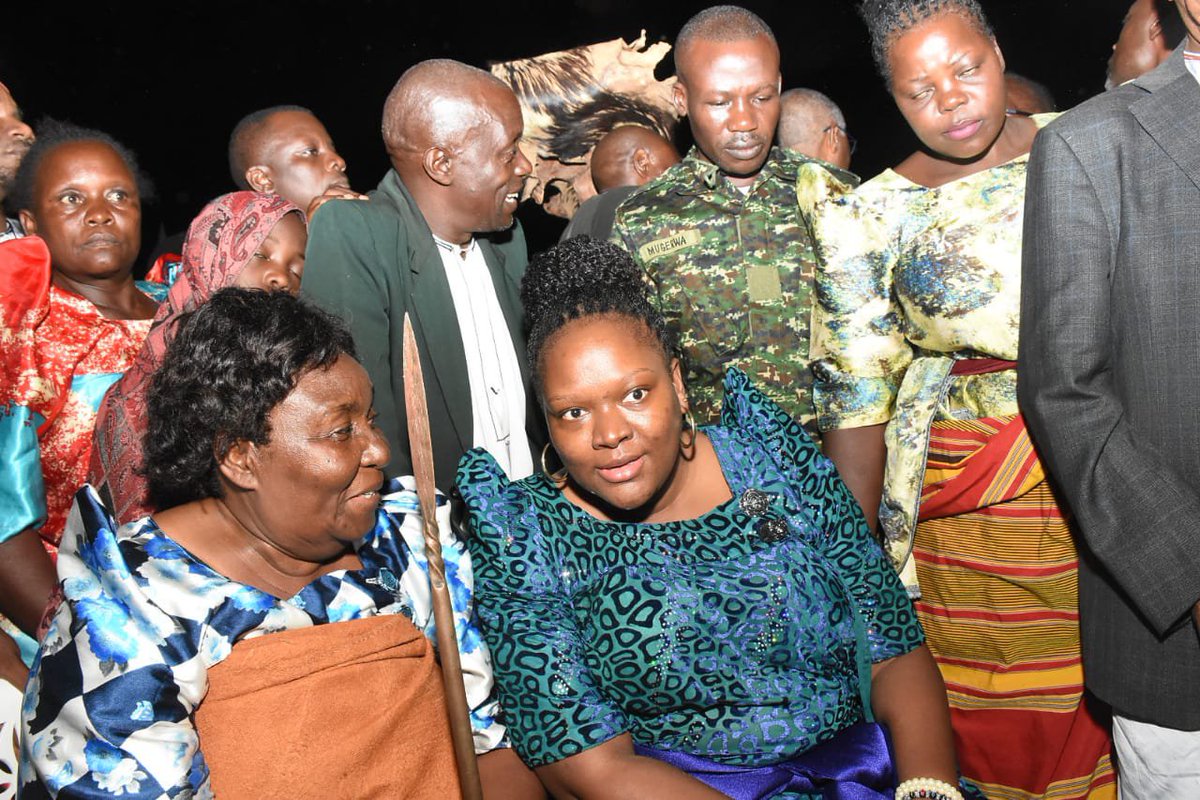 BugandaKingdom_'s tweet photo. Amasiro g'e Kasubi gawedde

Omukolo gw’okusala ekisasi (ku Wankaaki w’omulyango gwa Muzibwazaalampanga ) gwegusembayo okukakasa nti ennyumba eno ewedde nga kati omukolo omutongole gulindiridde Ssaabasajja Kabaka bwanaasiima. 

Omukolo guno gukulembeddwamu Nnaalinnya Beatrice Namikka, yeebazizza nnyo Ssaabasajja Kabaka okukola ekisoboka okulaba nga ennyumba ya bajjajjaabe eddawo. 

Omukubiriza w’Olukiiko lwa Buganda Oweek. Patrick Luwagga Mugumbule atenderezza nnyo omulimu ogukoleddwa mu kuzzaawo n’okuddaabiriza Amasiro g’e Kasubi era agamba nti y’ensonga lwaki omulimu guno gututte akabanga okutuuka wano.  

Minisita w’Obuwangwa n’Ennono Oweek. Dr. Anthony Wamala yeebazizza nnyo gavumenti yawakati ne UNESCO olw’enkolagana ennungi ku mulimu ogututte emyaka egisuka mu 10 okulaba nga kati guwedde era yesunze olunaku Ssaabasajja Kabaka lwanaasiima okuggulawo omulimu guno mu butongole. 

Nga 12 Ntenvu, 2025, Katikkiro Charles Peter Mayiga yasinziira mu Masiro gano okulangirira nti omulimu gw’okuzzaawo Muzibwazaalampanga gwali guwedde. 

Wabulaakayole y'akulembeddemu omukolo guno ogw'ennono era gwetabiddwako Omulangira David Kintu Wasajja n’Omuzaana Marion Nankya, Nnaalinnya Victoria Nkinzi, Ssaabalangira Fredrick Sunday Kateregga, Abalangira n’Abambejja n'abaweereza ba Kabaka mu buweereza obw'enjawulo.