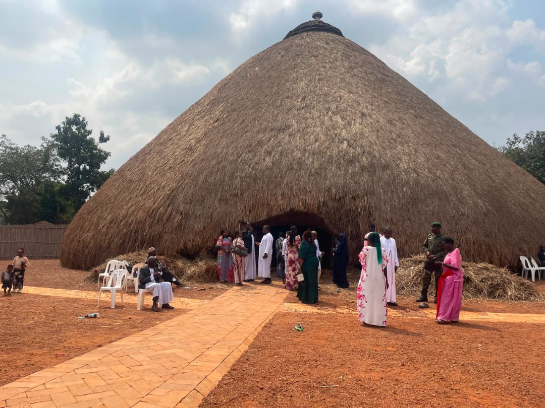 BugandaKingdom_'s tweet photo. Amasiro g'e Kasubi gawedde

Omukolo gw’okusala ekisasi (ku Wankaaki w’omulyango gwa Muzibwazaalampanga ) gwegusembayo okukakasa nti ennyumba eno ewedde nga kati omukolo omutongole gulindiridde Ssaabasajja Kabaka bwanaasiima. 

Omukolo guno gukulembeddwamu Nnaalinnya Beatrice Namikka, yeebazizza nnyo Ssaabasajja Kabaka okukola ekisoboka okulaba nga ennyumba ya bajjajjaabe eddawo. 

Omukubiriza w’Olukiiko lwa Buganda Oweek. Patrick Luwagga Mugumbule atenderezza nnyo omulimu ogukoleddwa mu kuzzaawo n’okuddaabiriza Amasiro g’e Kasubi era agamba nti y’ensonga lwaki omulimu guno gututte akabanga okutuuka wano.  

Minisita w’Obuwangwa n’Ennono Oweek. Dr. Anthony Wamala yeebazizza nnyo gavumenti yawakati ne UNESCO olw’enkolagana ennungi ku mulimu ogututte emyaka egisuka mu 10 okulaba nga kati guwedde era yesunze olunaku Ssaabasajja Kabaka lwanaasiima okuggulawo omulimu guno mu butongole. 

Nga 12 Ntenvu, 2025, Katikkiro Charles Peter Mayiga yasinziira mu Masiro gano okulangirira nti omulimu gw’okuzzaawo Muzibwazaalampanga gwali guwedde. 

Wabulaakayole y'akulembeddemu omukolo guno ogw'ennono era gwetabiddwako Omulangira David Kintu Wasajja n’Omuzaana Marion Nankya, Nnaalinnya Victoria Nkinzi, Ssaabalangira Fredrick Sunday Kateregga, Abalangira n’Abambejja n'abaweereza ba Kabaka mu buweereza obw'enjawulo.
