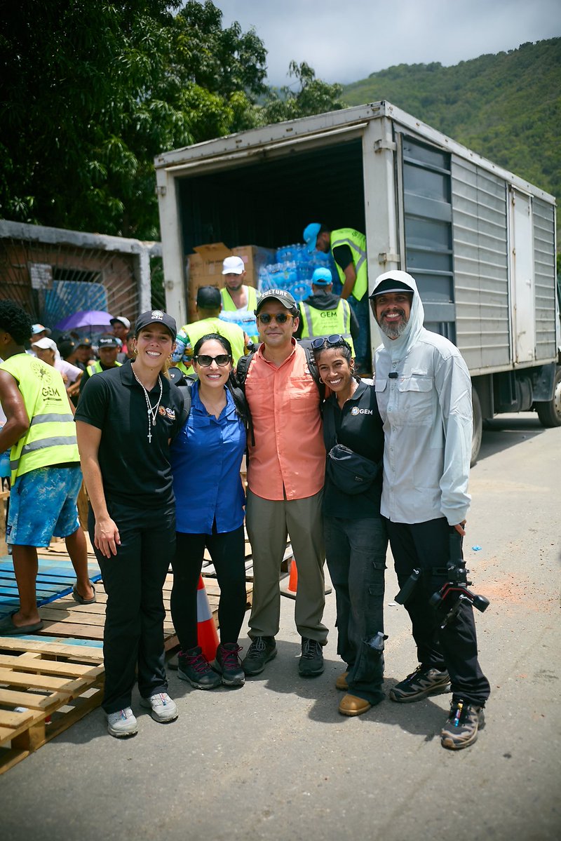 alejandraoraa's tweet photo. Cuando el terremoto golpeó a Venezuela, yo estaba en Miami. En medio de la impotencia, mi refugio fue llenar cajas y ayudar a recibir donaciones en una organización que entonces conocía poco: Global Empowerment Mission.

Muy pronto, GEM se convirtió en el punto de encuentro de miles de venezolanos en Estados Unidos. La diáspora donó, clasificó insumos y empacó ayuda para quienes lo habían perdido todo. Junto con I Love Venezuela Foundation, protagonizó la mayor movilización de voluntarios y ayuda que la organización había recibido hasta entonces.

Hoy puedo confirmar que ese esfuerzo sí llegó a Venezuela. En La Guaira vi aquellas cajas, con los logos de ambas organizaciones, en manos de miles de familias. Con el apoyo del Departamento de Estado, la ayuda logró cruzar fronteras y llegar a quienes más la necesitaban.

Para mí, el círculo se cerró de la manera más conmovedora: La entrega nos llevó a Tanaguarena, la comunidad donde nací, crecí y estuvo mi casa. Las cajas que ayudé a llenar en Miami terminaron llegando al lugar del que yo también vengo.
