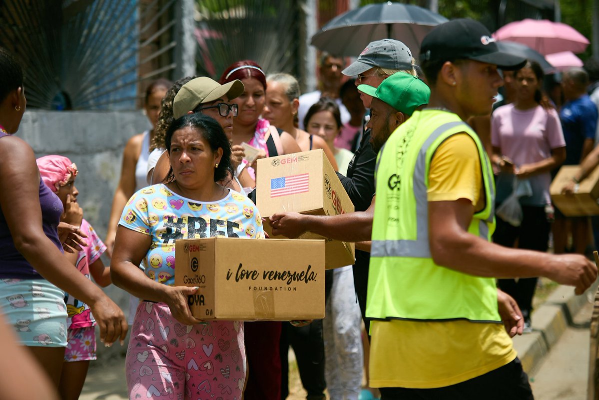 alejandraoraa's tweet photo. Cuando el terremoto golpeó a Venezuela, yo estaba en Miami. En medio de la impotencia, mi refugio fue llenar cajas y ayudar a recibir donaciones en una organización que entonces conocía poco: Global Empowerment Mission.

Muy pronto, GEM se convirtió en el punto de encuentro de miles de venezolanos en Estados Unidos. La diáspora donó, clasificó insumos y empacó ayuda para quienes lo habían perdido todo. Junto con I Love Venezuela Foundation, protagonizó la mayor movilización de voluntarios y ayuda que la organización había recibido hasta entonces.

Hoy puedo confirmar que ese esfuerzo sí llegó a Venezuela. En La Guaira vi aquellas cajas, con los logos de ambas organizaciones, en manos de miles de familias. Con el apoyo del Departamento de Estado, la ayuda logró cruzar fronteras y llegar a quienes más la necesitaban.

Para mí, el círculo se cerró de la manera más conmovedora: La entrega nos llevó a Tanaguarena, la comunidad donde nací, crecí y estuvo mi casa. Las cajas que ayudé a llenar en Miami terminaron llegando al lugar del que yo también vengo.