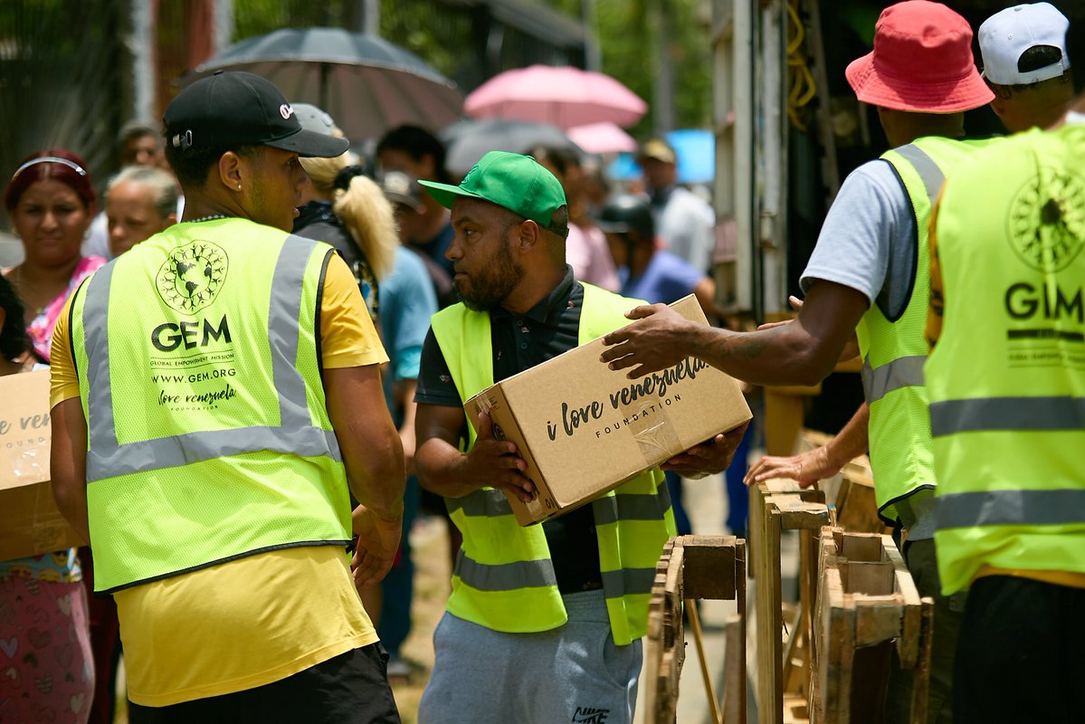 alejandraoraa's tweet photo. Cuando el terremoto golpeó a Venezuela, yo estaba en Miami. En medio de la impotencia, mi refugio fue llenar cajas y ayudar a recibir donaciones en una organización que entonces conocía poco: Global Empowerment Mission.

Muy pronto, GEM se convirtió en el punto de encuentro de miles de venezolanos en Estados Unidos. La diáspora donó, clasificó insumos y empacó ayuda para quienes lo habían perdido todo. Junto con I Love Venezuela Foundation, protagonizó la mayor movilización de voluntarios y ayuda que la organización había recibido hasta entonces.

Hoy puedo confirmar que ese esfuerzo sí llegó a Venezuela. En La Guaira vi aquellas cajas, con los logos de ambas organizaciones, en manos de miles de familias. Con el apoyo del Departamento de Estado, la ayuda logró cruzar fronteras y llegar a quienes más la necesitaban.

Para mí, el círculo se cerró de la manera más conmovedora: La entrega nos llevó a Tanaguarena, la comunidad donde nací, crecí y estuvo mi casa. Las cajas que ayudé a llenar en Miami terminaron llegando al lugar del que yo también vengo.