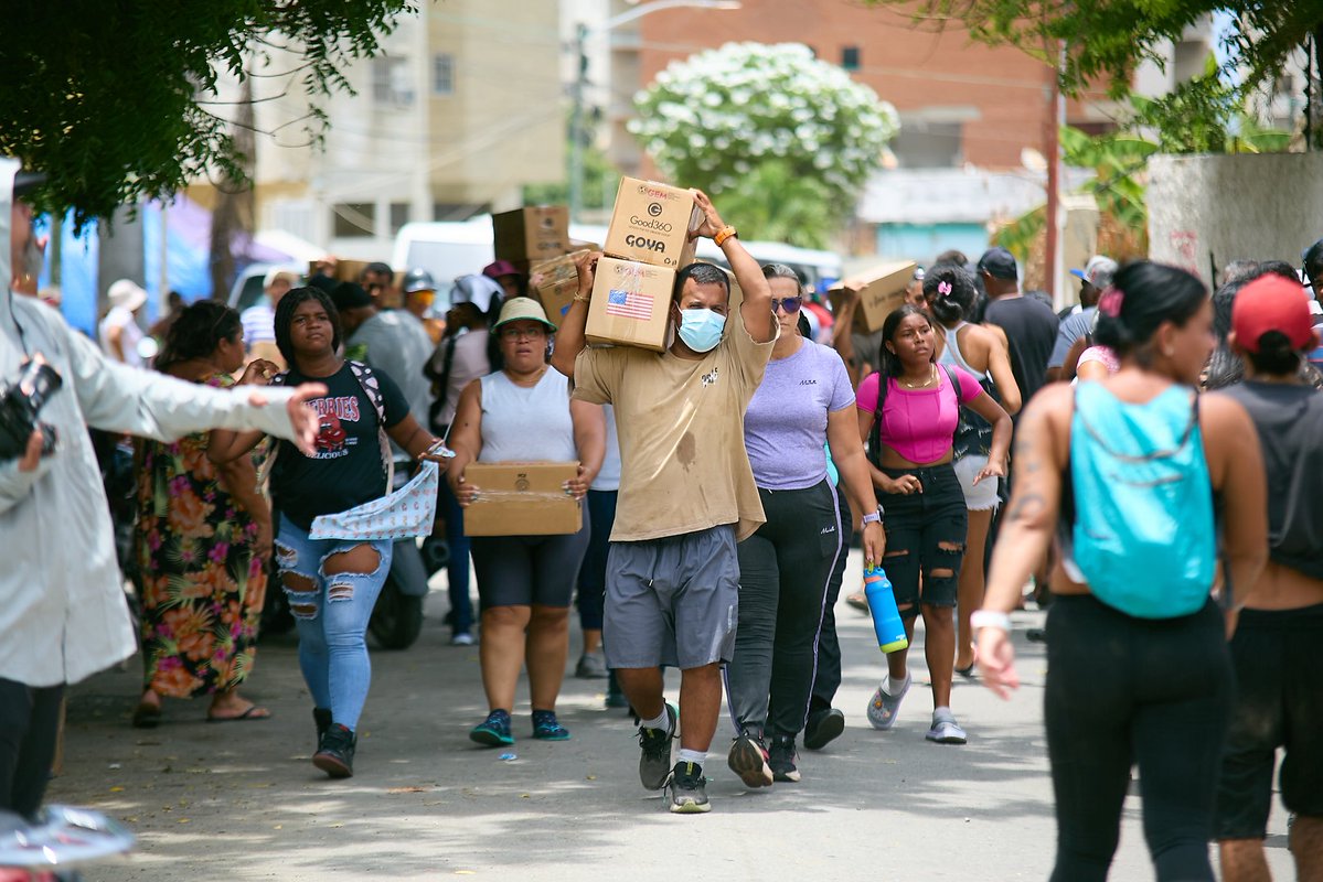 alejandraoraa's tweet photo. Cuando el terremoto golpeó a Venezuela, yo estaba en Miami. En medio de la impotencia, mi refugio fue llenar cajas y ayudar a recibir donaciones en una organización que entonces conocía poco: Global Empowerment Mission.

Muy pronto, GEM se convirtió en el punto de encuentro de miles de venezolanos en Estados Unidos. La diáspora donó, clasificó insumos y empacó ayuda para quienes lo habían perdido todo. Junto con I Love Venezuela Foundation, protagonizó la mayor movilización de voluntarios y ayuda que la organización había recibido hasta entonces.

Hoy puedo confirmar que ese esfuerzo sí llegó a Venezuela. En La Guaira vi aquellas cajas, con los logos de ambas organizaciones, en manos de miles de familias. Con el apoyo del Departamento de Estado, la ayuda logró cruzar fronteras y llegar a quienes más la necesitaban.

Para mí, el círculo se cerró de la manera más conmovedora: La entrega nos llevó a Tanaguarena, la comunidad donde nací, crecí y estuvo mi casa. Las cajas que ayudé a llenar en Miami terminaron llegando al lugar del que yo también vengo.