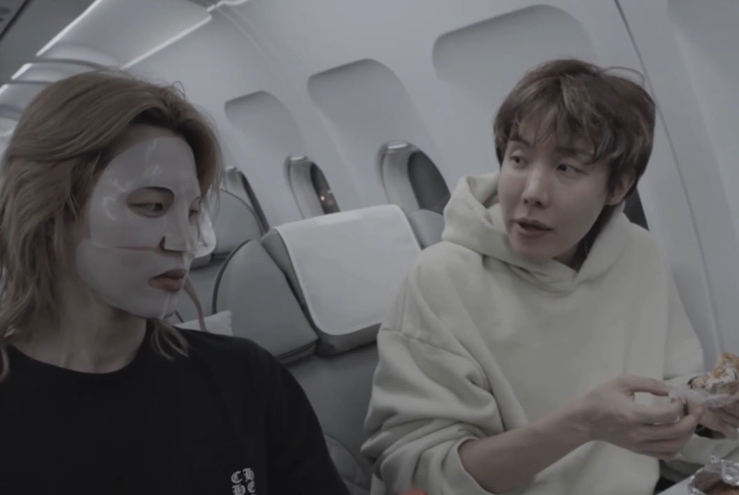 Rajalak72774260's tweet photo. @nyhsjtjbts The salad bowl in my fridge looking at me when I’m eating junkies😂 https://t.co/UmtOMVWj2e