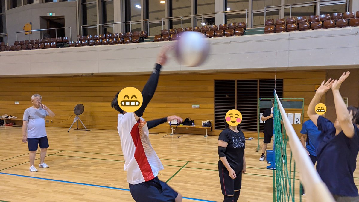 konekochan66's tweet photo. 木曜日の夜の体育館の出来事🌜
#ビーチボールバレー https://t.co/Z4zTkPk1Zv