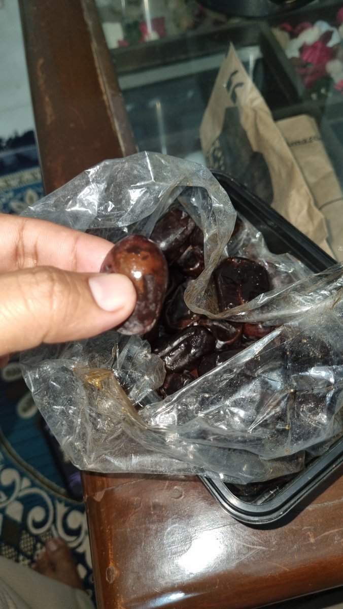 itsashishkr's tweet photo. @Swiggy @FDA_MAHARASHTRA
Recieved Happilo brand Kimia Dates through Instamart which has strong stale/foul smell/  unfit for consumption. support says nothing could be done.
This is a food-quality/safety issue,  normal retained the product for investigation. Pls look. https://t.co/rPWTzCTPsK